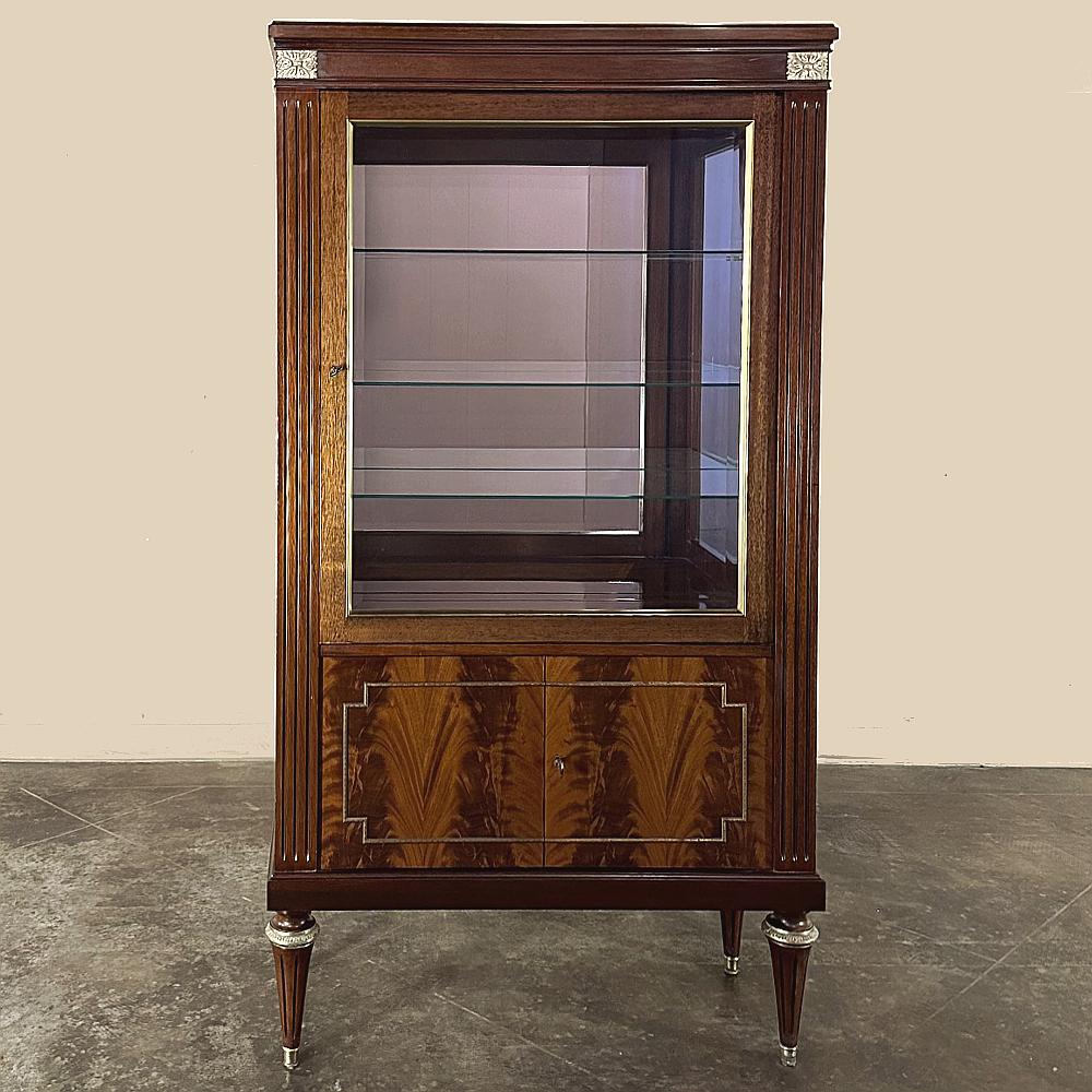 Fait main Vitrine française ancienne Louis XVI en acajou flammé en vente