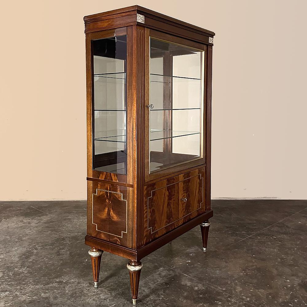 Vitrine française ancienne Louis XVI en acajou flammé Bon état - En vente à Dallas, TX