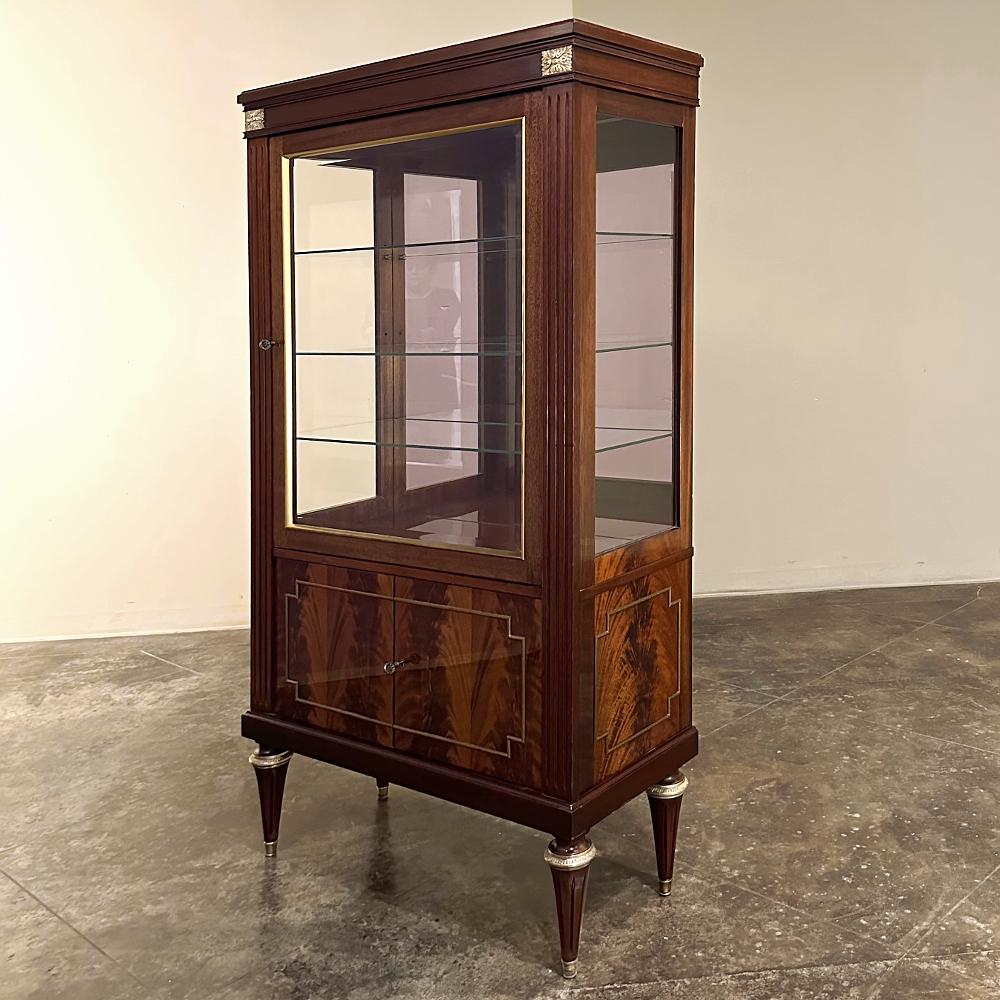 20ième siècle Vitrine française ancienne Louis XVI en acajou flammé en vente