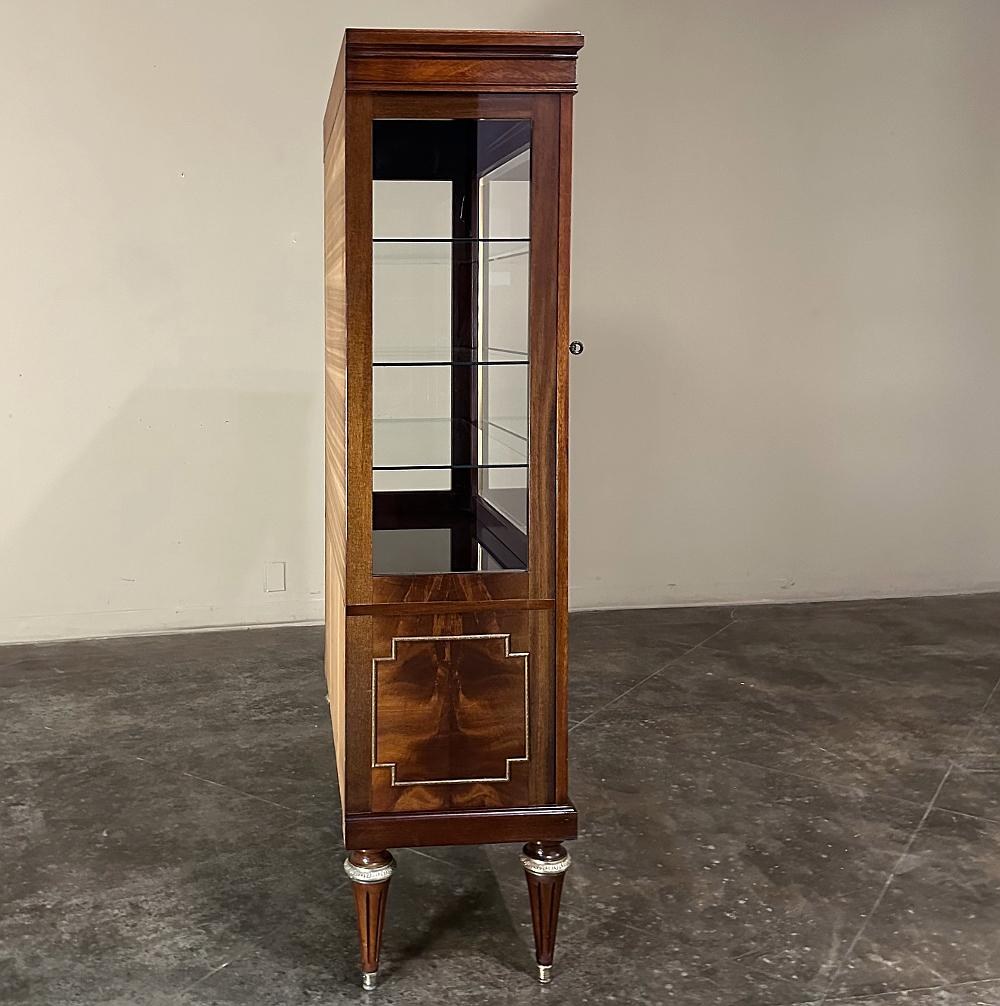 Laiton Vitrine française ancienne Louis XVI en acajou flammé en vente