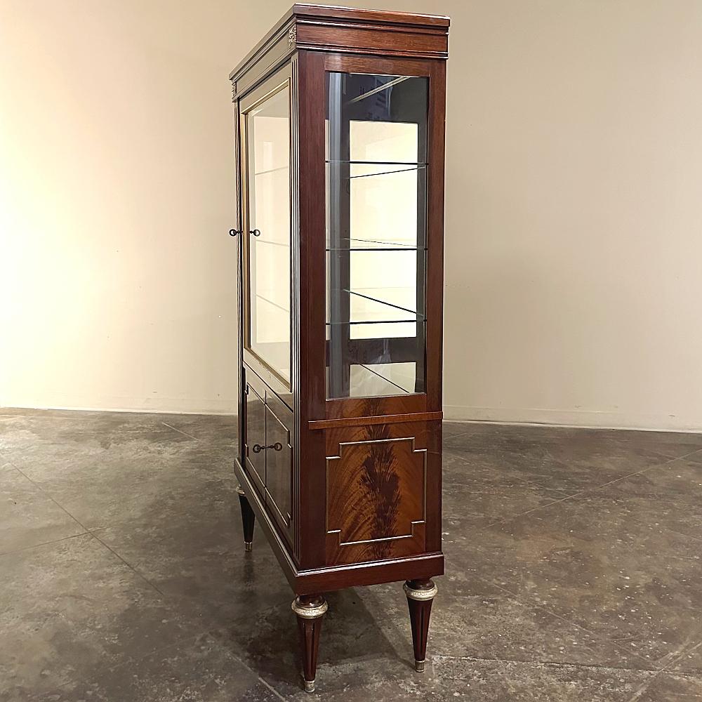 Vitrine française ancienne Louis XVI en acajou flammé en vente 1