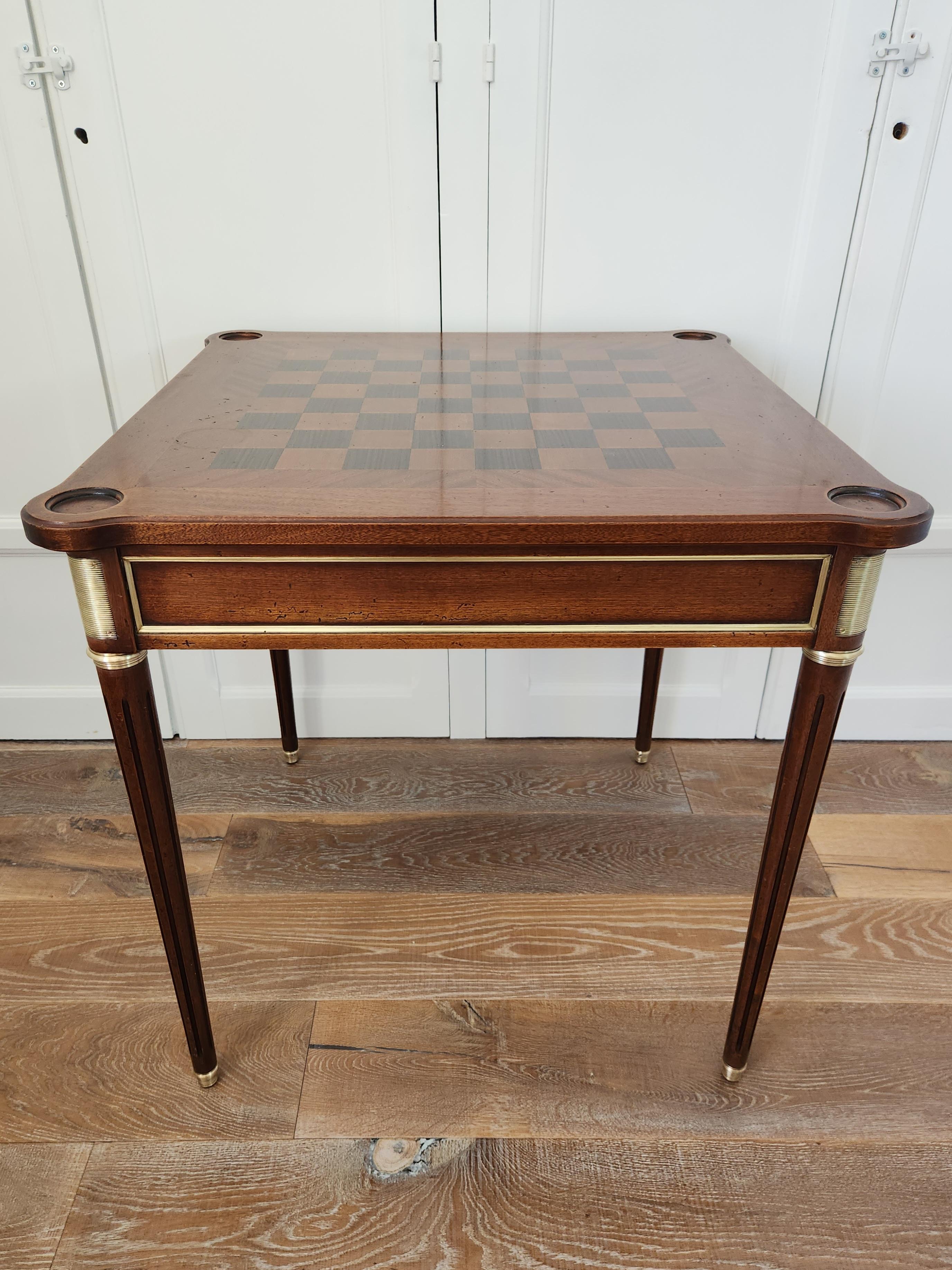 Antiker Mahagoni-Spiel- oder Beistelltisch im Louis-XVI-Stil, ideal für ein Wohnzimmer oder Büro.
Der Tisch kann auf drei Arten unterteilt werden: die erste mit einem Schachbrett, die zweite mit einem grünen Filzkartenbrett, umgeben von einer