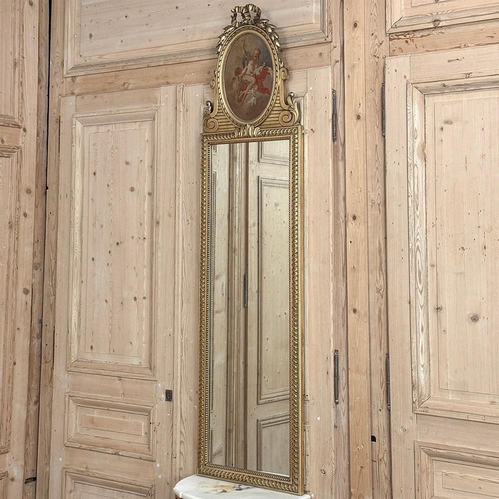 L'Antique French Louis XVI Gilded Trumeau Mirror è ideale per spazi stretti a parete, ingressi o corridoi.  Si tratta di scelte particolarmente valide anche per i pianerottoli delle scale.  Questo esemplare presenta uno stile classico ispirato agli