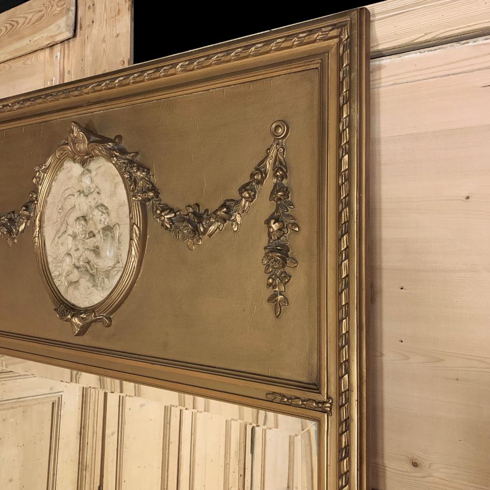 Français Trumeau français ancien de style Louis XVI doré avec camée en vente