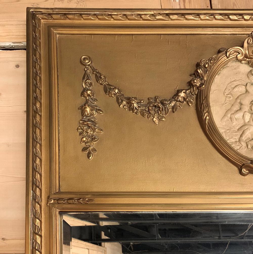 Miroir Trumeau français ancien de style Louis XVI doré avec camée en vente