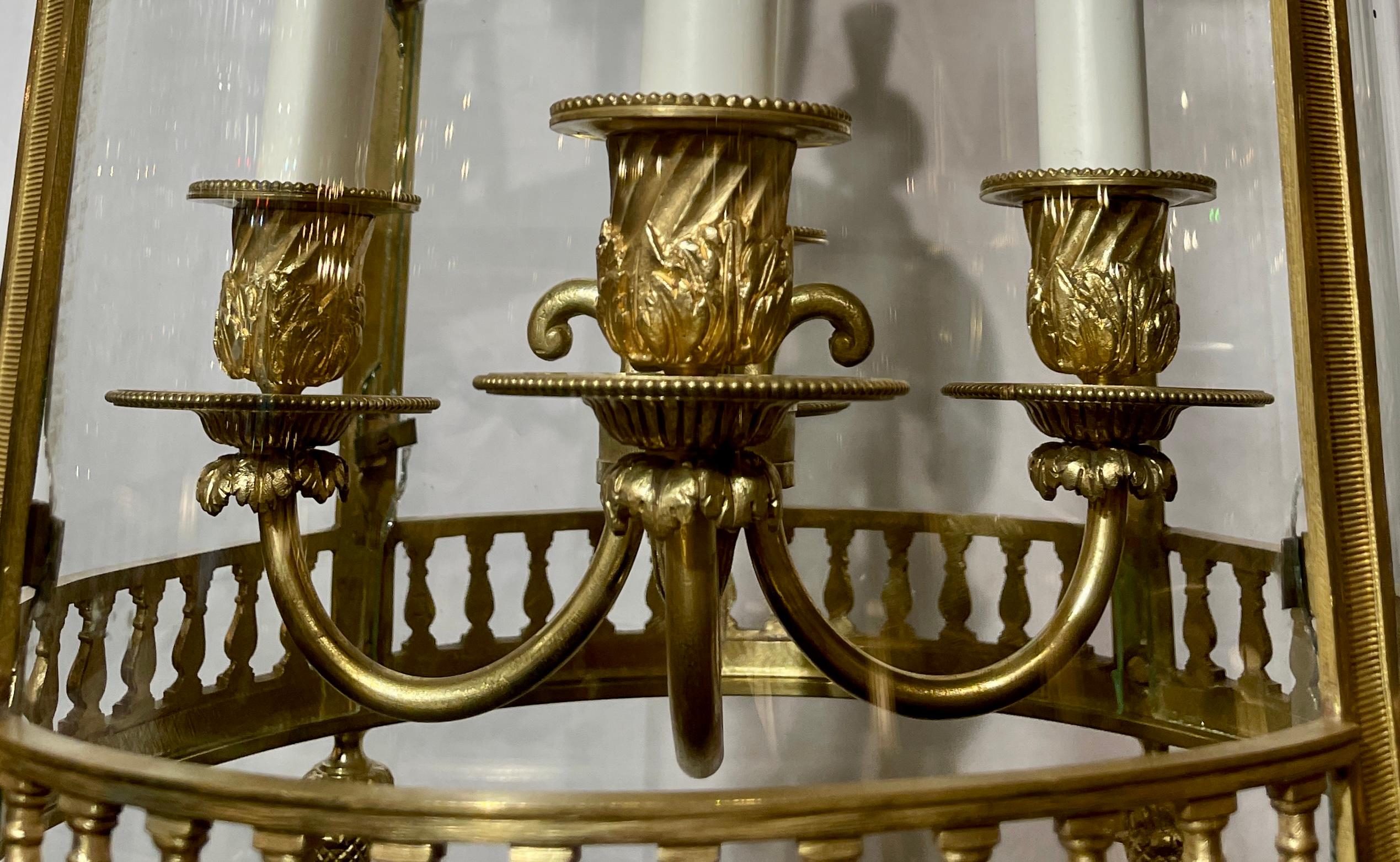 Lanterne française ancienne Louis XVI à 4 feux en bronze doré, vers 1880. Bon état - En vente à New Orleans, LA