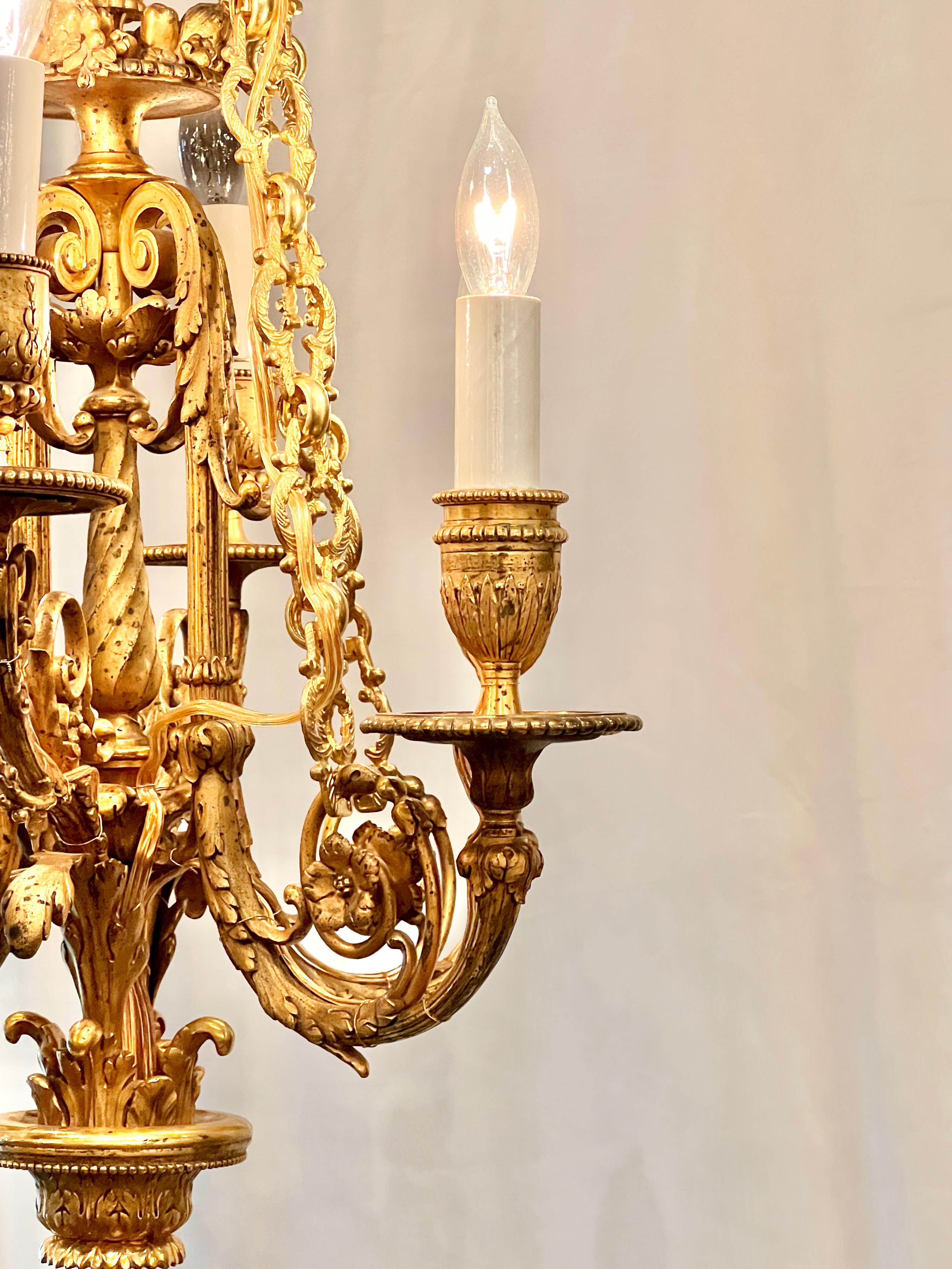 Antiker französischer Louis-XVI-Kronleuchter aus Goldbronze mit 6 Lichtern, um 1890-1900. (Französisch) im Angebot