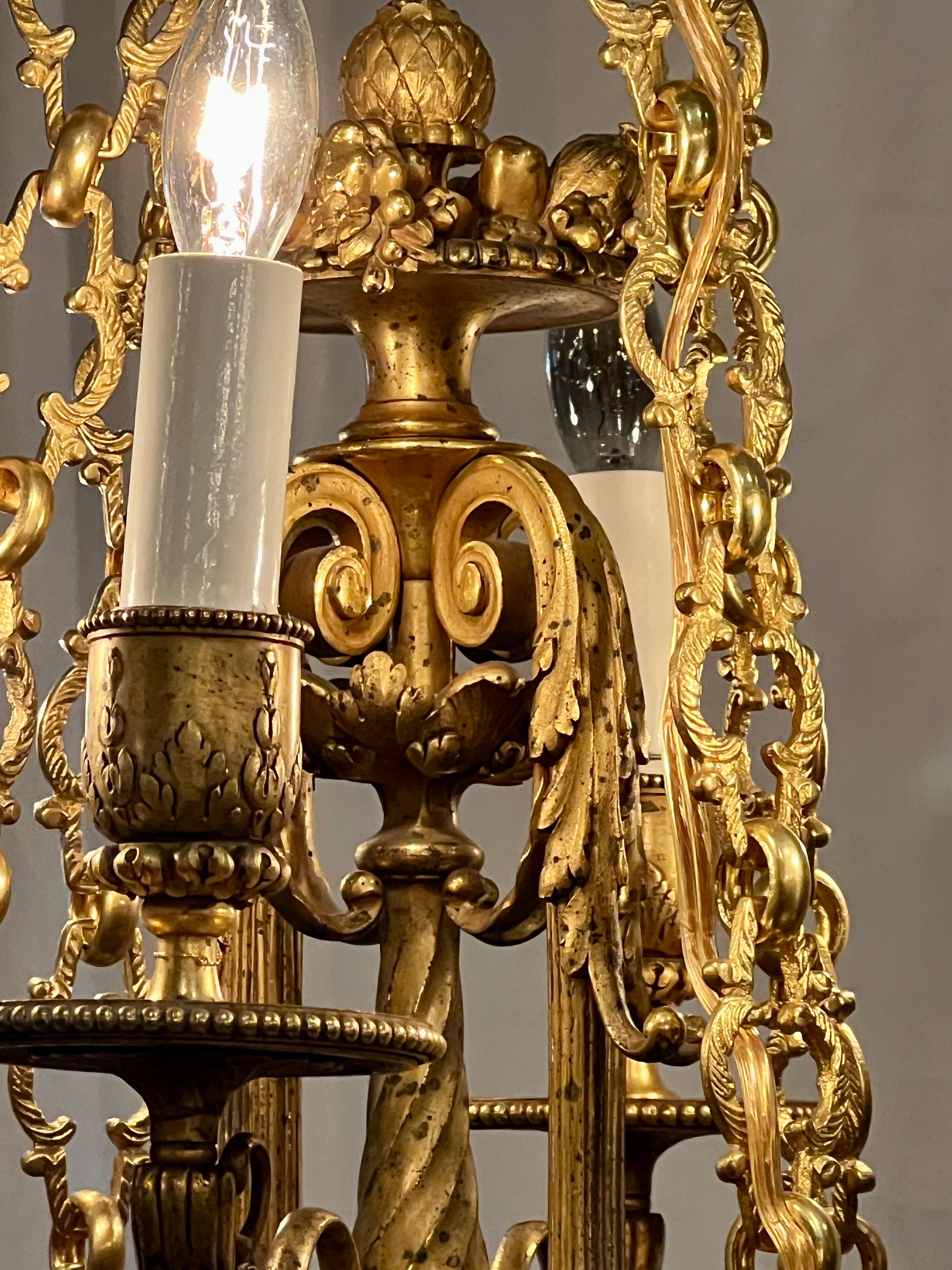 Antiker französischer Louis-XVI-Kronleuchter aus Goldbronze mit 6 Lichtern, um 1890-1900. im Zustand „Gut“ im Angebot in New Orleans, LA