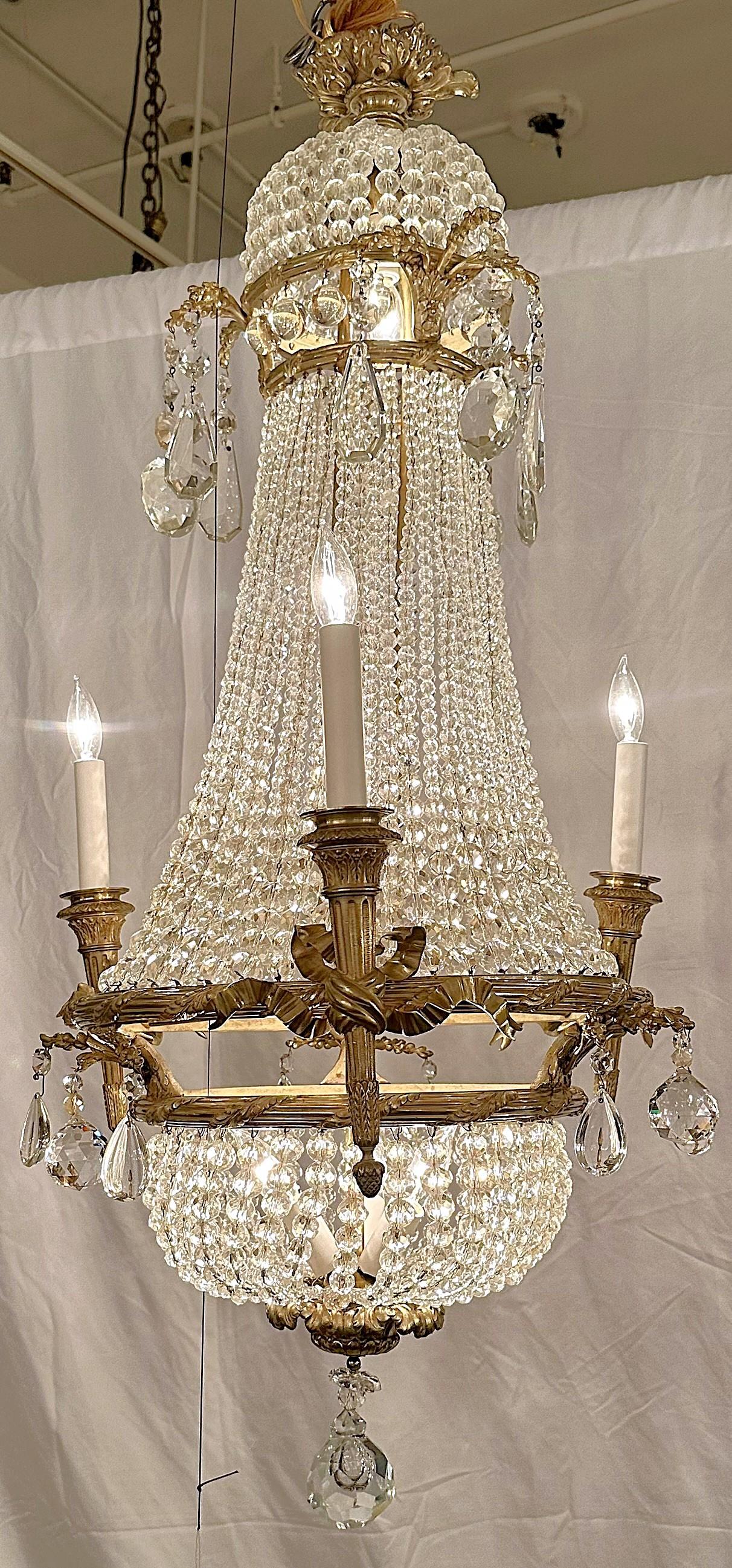 Antico lampadario francese Luigi XVI in bronzo dorato, perline e cristalli tagliati, CIRCA 1890.