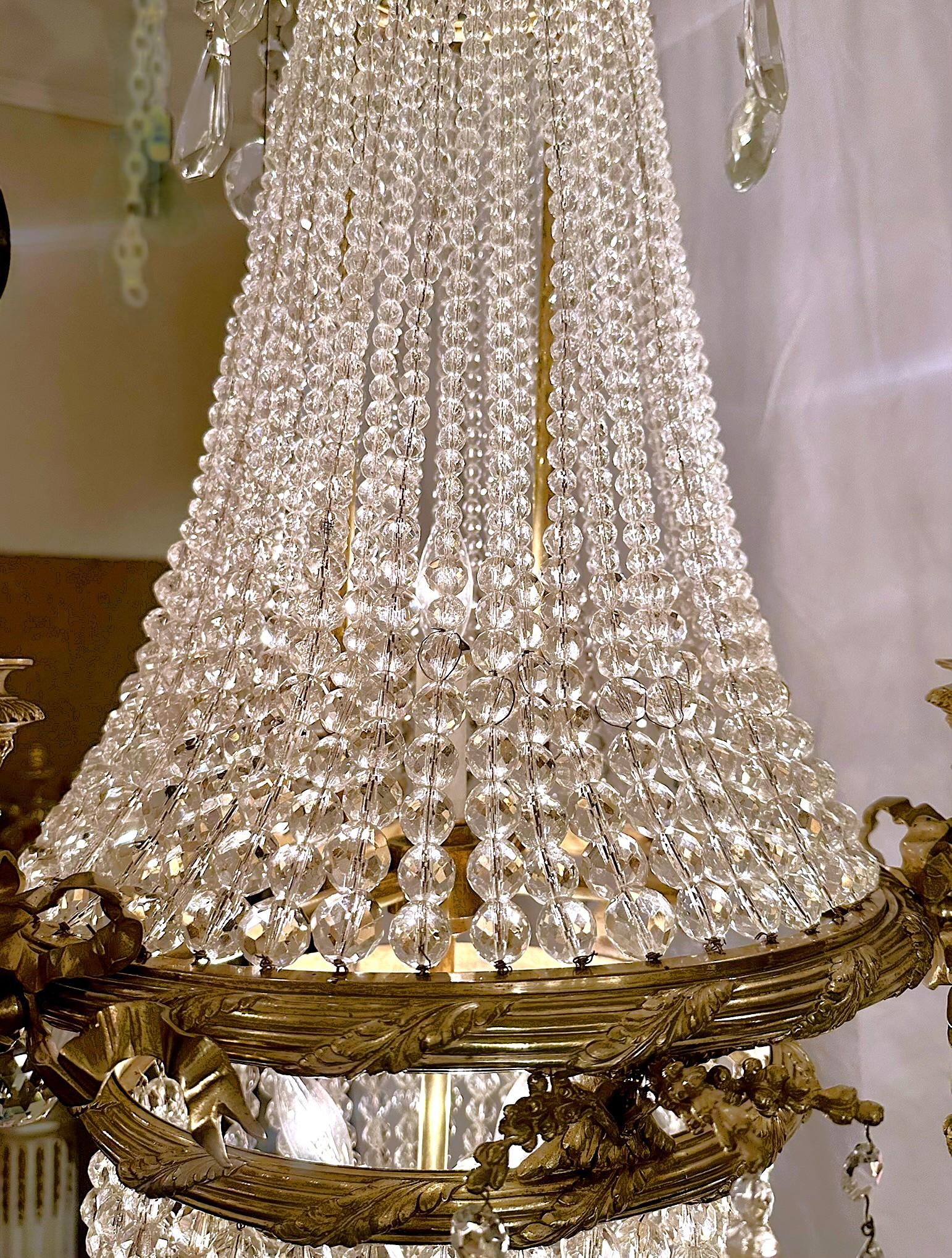 Antique French Luigi XVI, lampadario in bronzo dorato e cristalli con perline, Circa 1890 In condizioni buone in vendita a New Orleans, LA