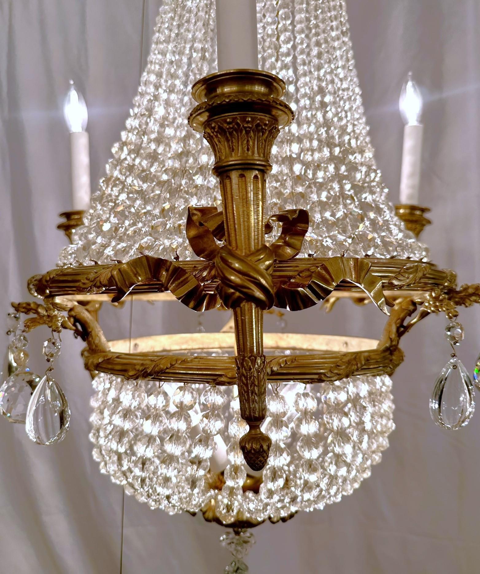 XIX secolo Antique French Luigi XVI, lampadario in bronzo dorato e cristalli con perline, Circa 1890 in vendita