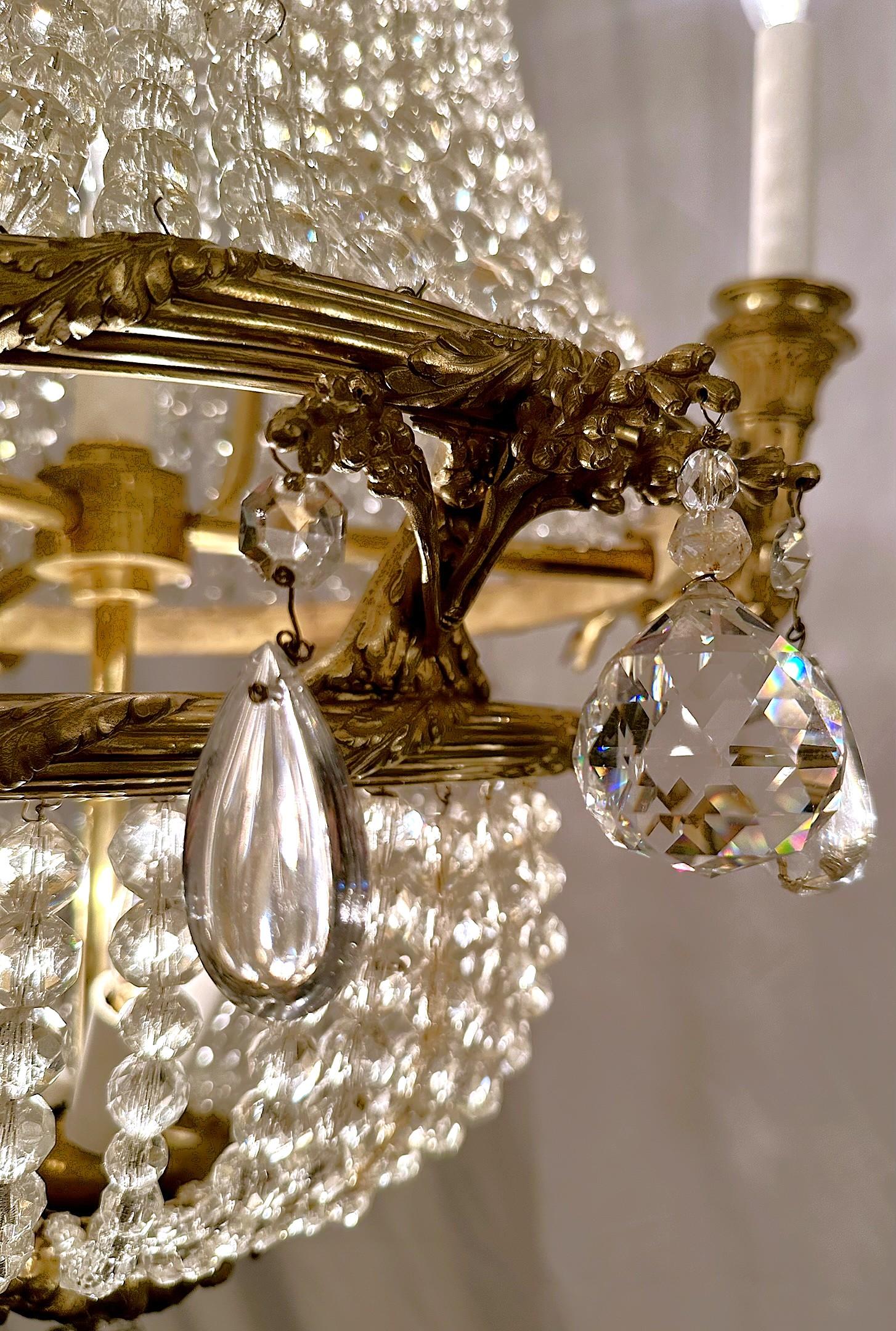 Antique French Luigi XVI, lampadario in bronzo dorato e cristalli con perline, Circa 1890 in vendita 1