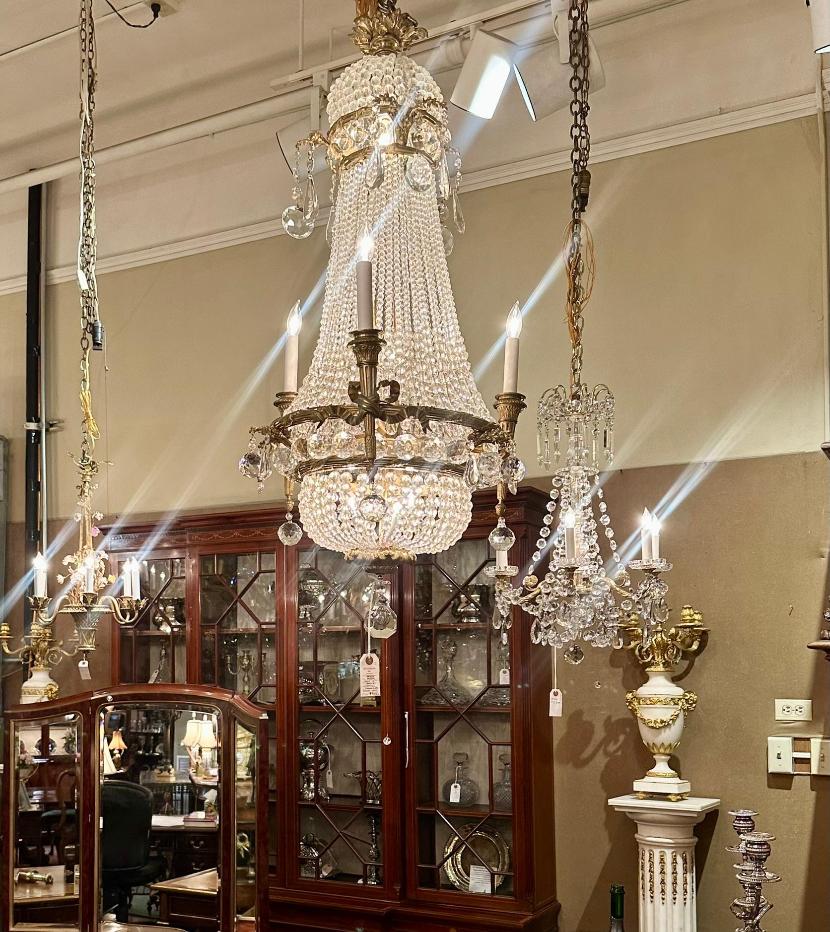 Antique French Luigi XVI, lampadario in bronzo dorato e cristalli con perline, Circa 1890 in vendita 3