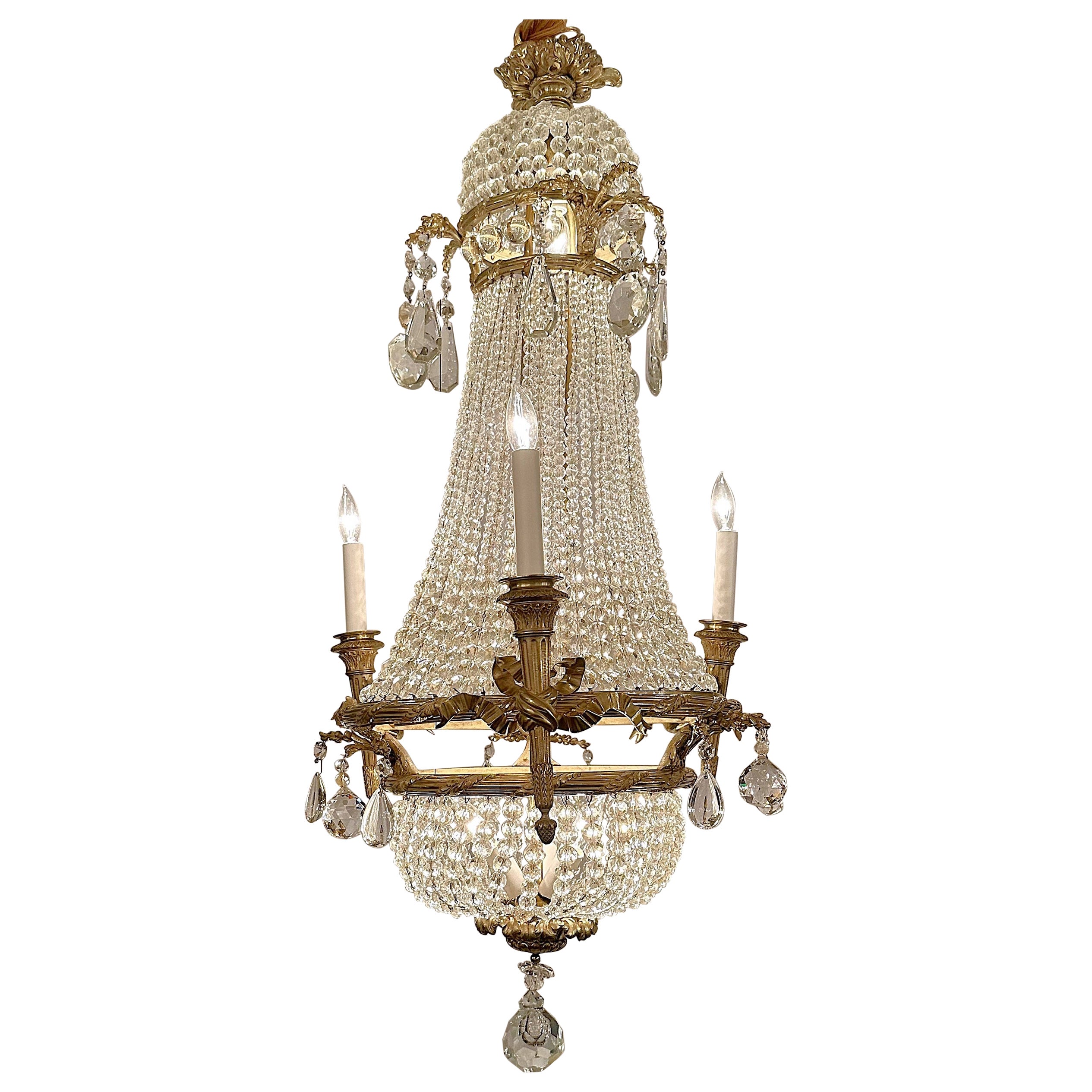 Antique French Luigi XVI, lampadario in bronzo dorato e cristalli con perline, Circa 1890 in vendita