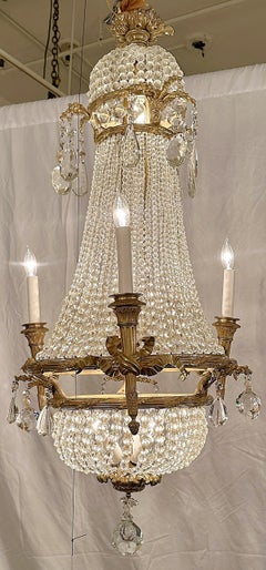 Antique French Luigi XVI, lampadario in bronzo dorato e cristalli con perline, Circa 1890