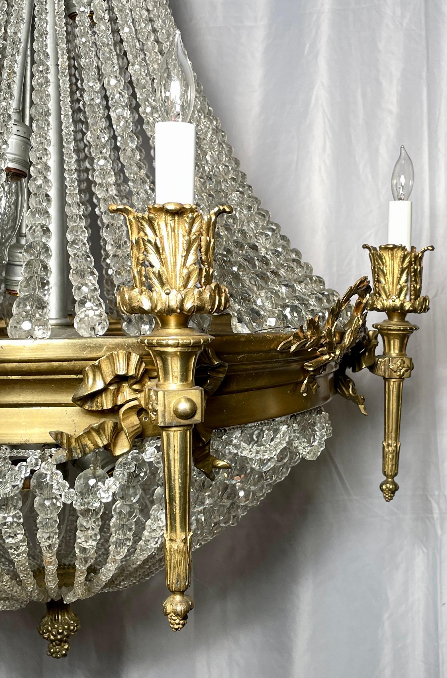 Antiker französischer Louis-XVI-Kronleuchter aus Goldbronze und geschliffenem Kristall, um 1890 im Zustand „Gut“ im Angebot in New Orleans, LA
