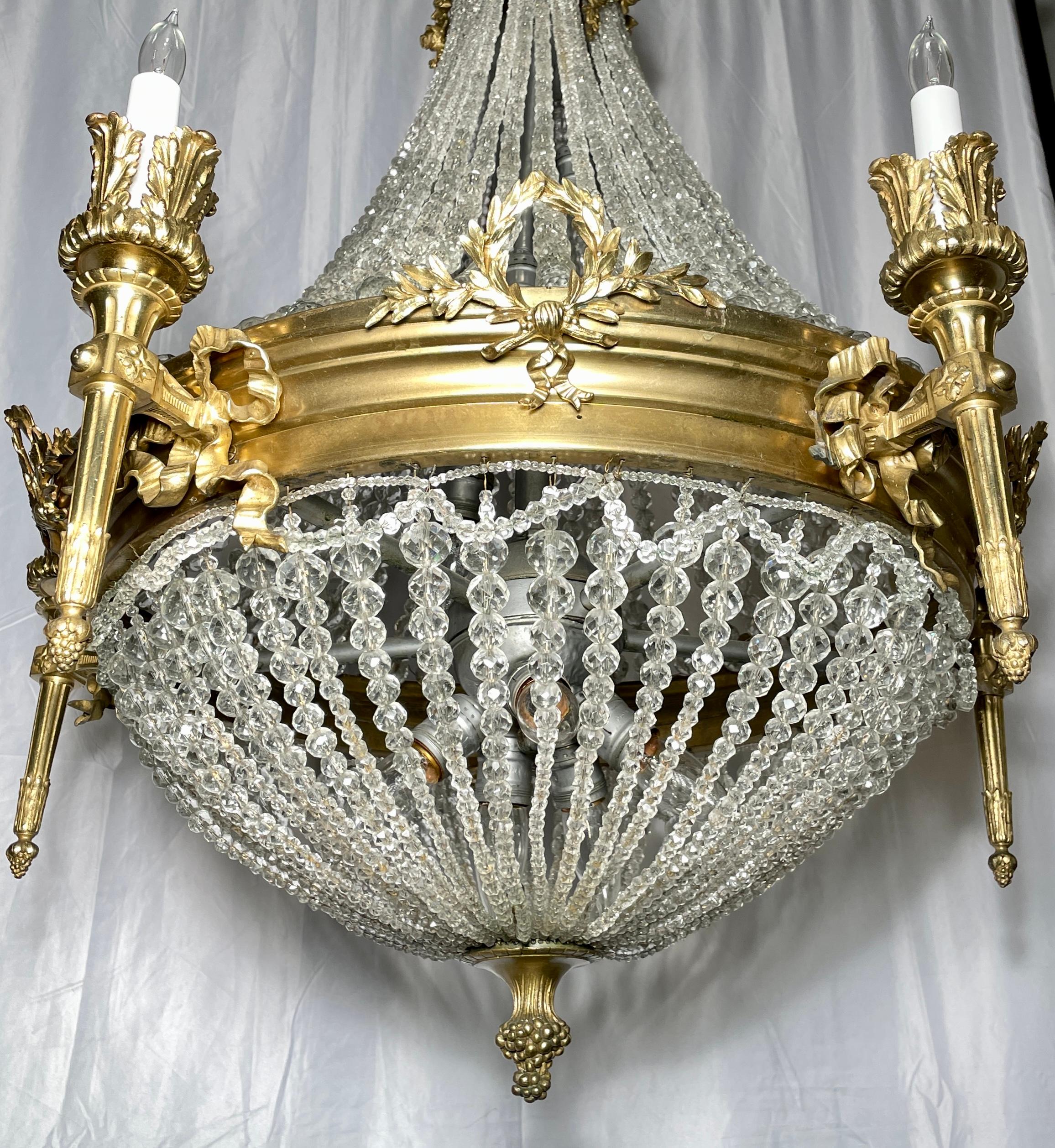 Antiker französischer Louis-XVI-Kronleuchter aus Goldbronze und geschliffenem Kristall, um 1890 (19. Jahrhundert) im Angebot
