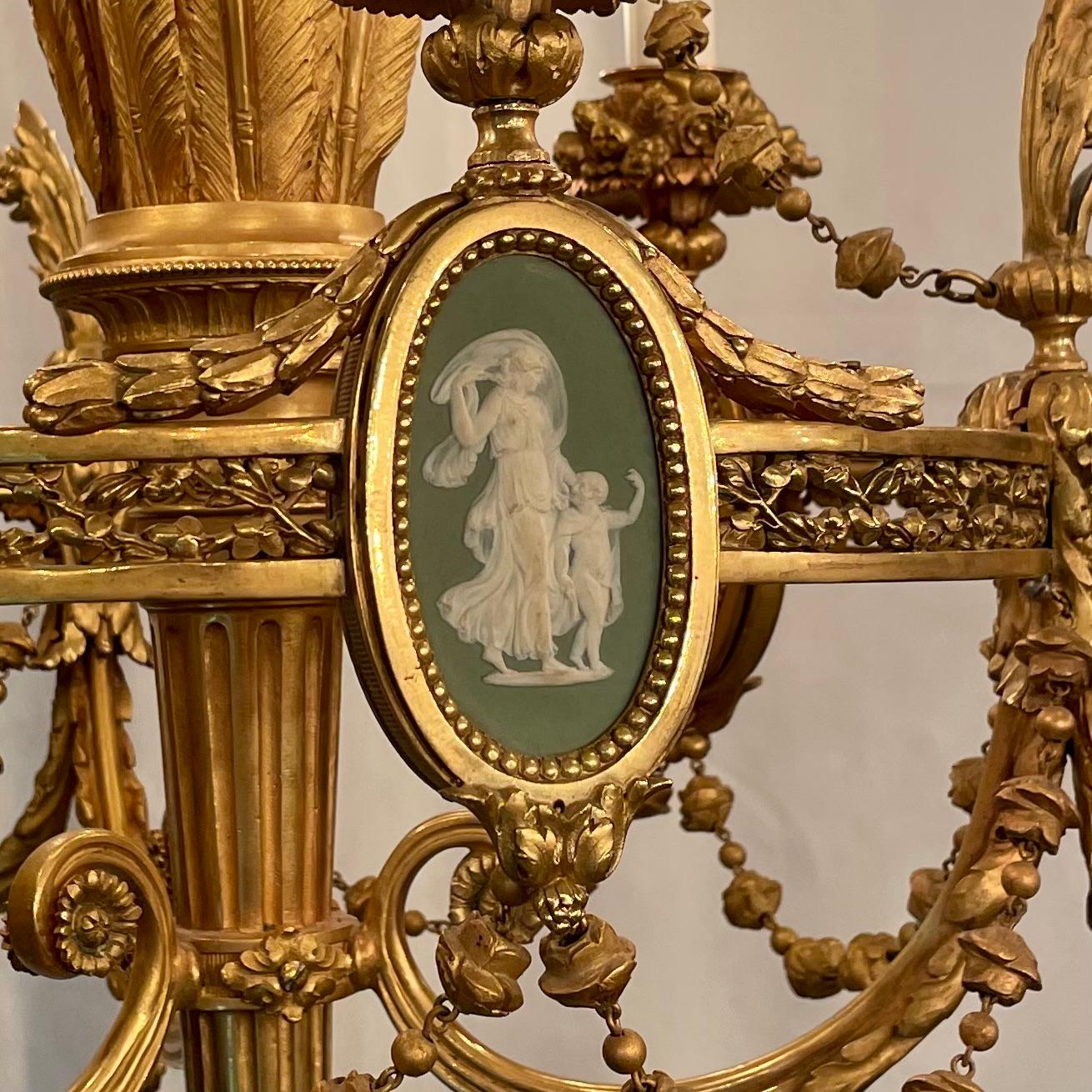 Antiker französischer Louis-XVI-Kronleuchter aus Goldbronze im Louis-XVI-Stil mit Wedgwood-Beschlägen, um 1880 im Angebot 3
