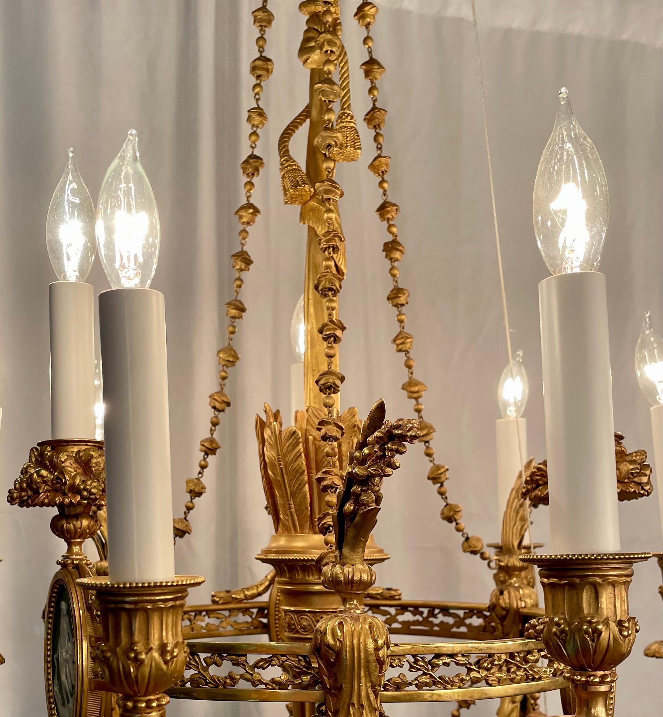 Antiker französischer Louis-XVI-Kronleuchter aus Goldbronze im Louis-XVI-Stil mit Wedgwood-Beschlägen, um 1880 (19. Jahrhundert) im Angebot