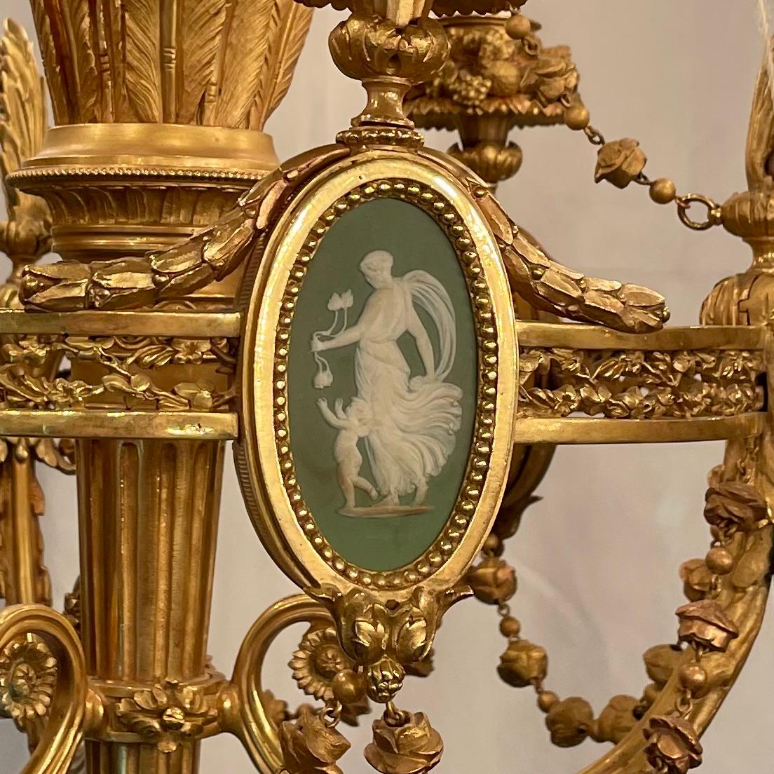 Antiker französischer Louis-XVI-Kronleuchter aus Goldbronze im Louis-XVI-Stil mit Wedgwood-Beschlägen, um 1880 im Angebot 2