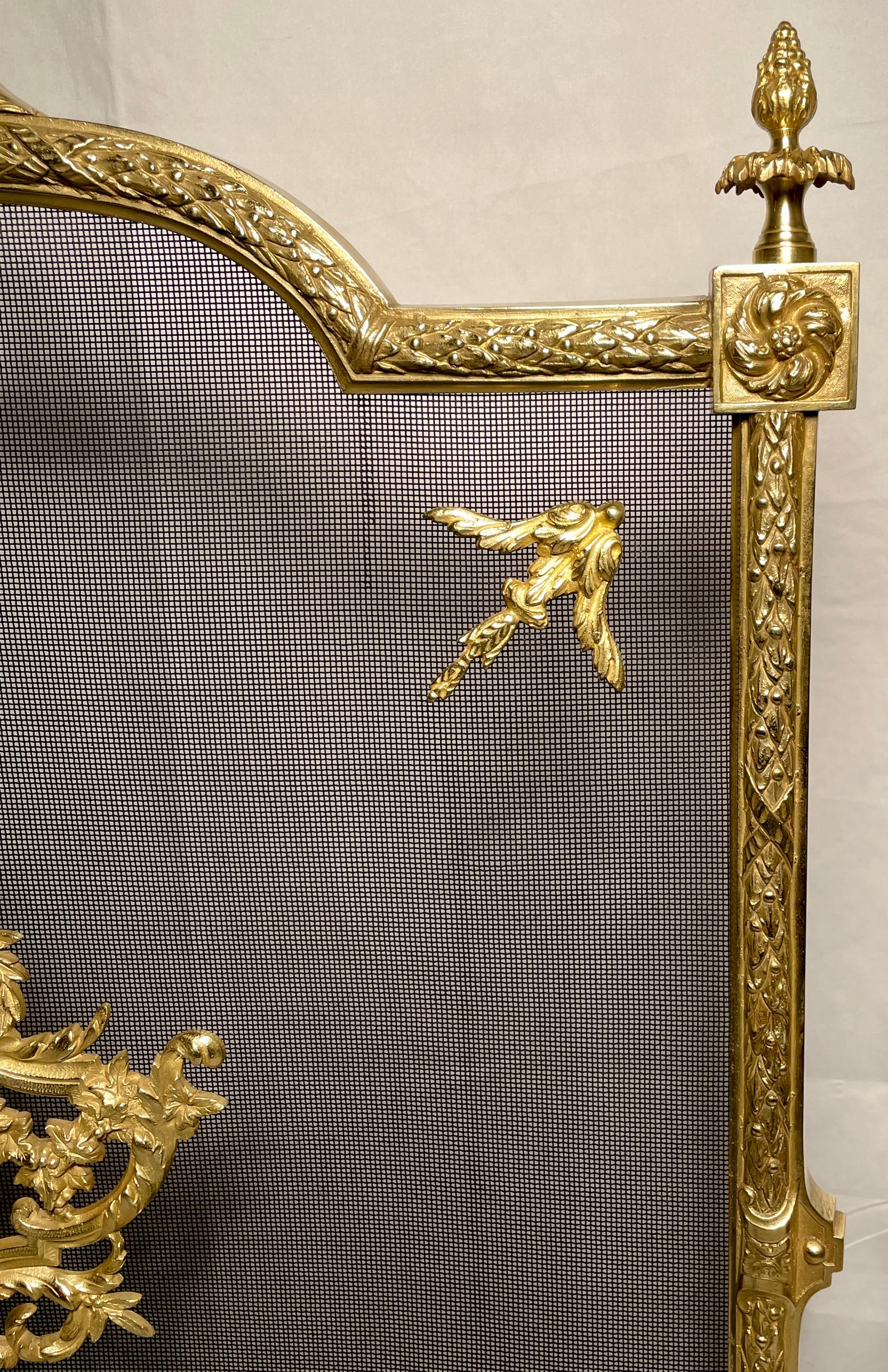 Antiker französischer Kaminschirm aus Goldbronze im Louis-XVI-Stil, um 1890. (Louis XVI.) im Angebot