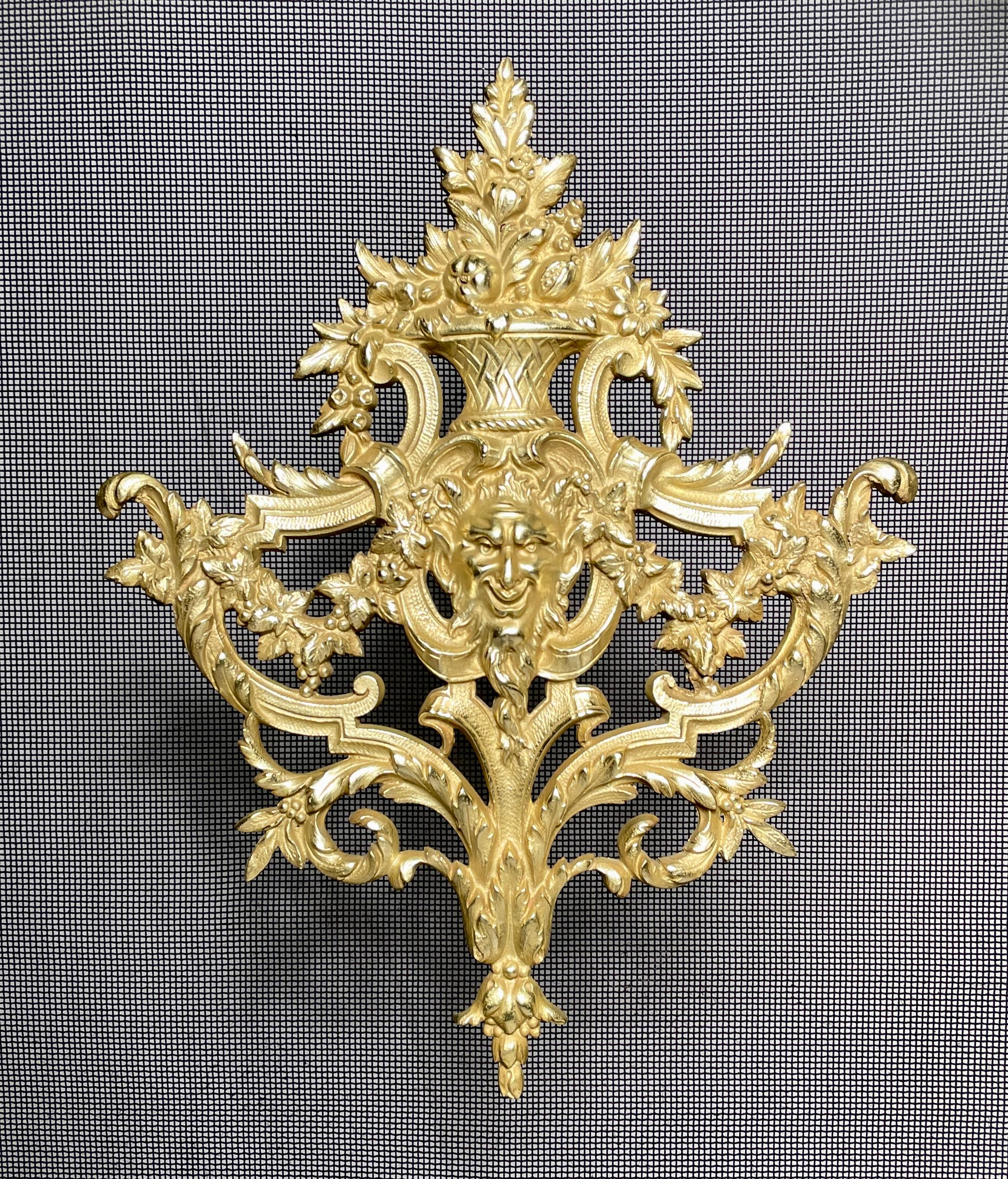 Antiker französischer Kaminschirm aus Goldbronze im Louis-XVI-Stil, um 1890. (Französisch) im Angebot