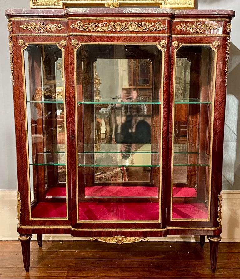 Vitrine ancienne en acajou à dessus de marbre, montée sur bronze doré, de style Louis XVI, Circa 1865-1885.