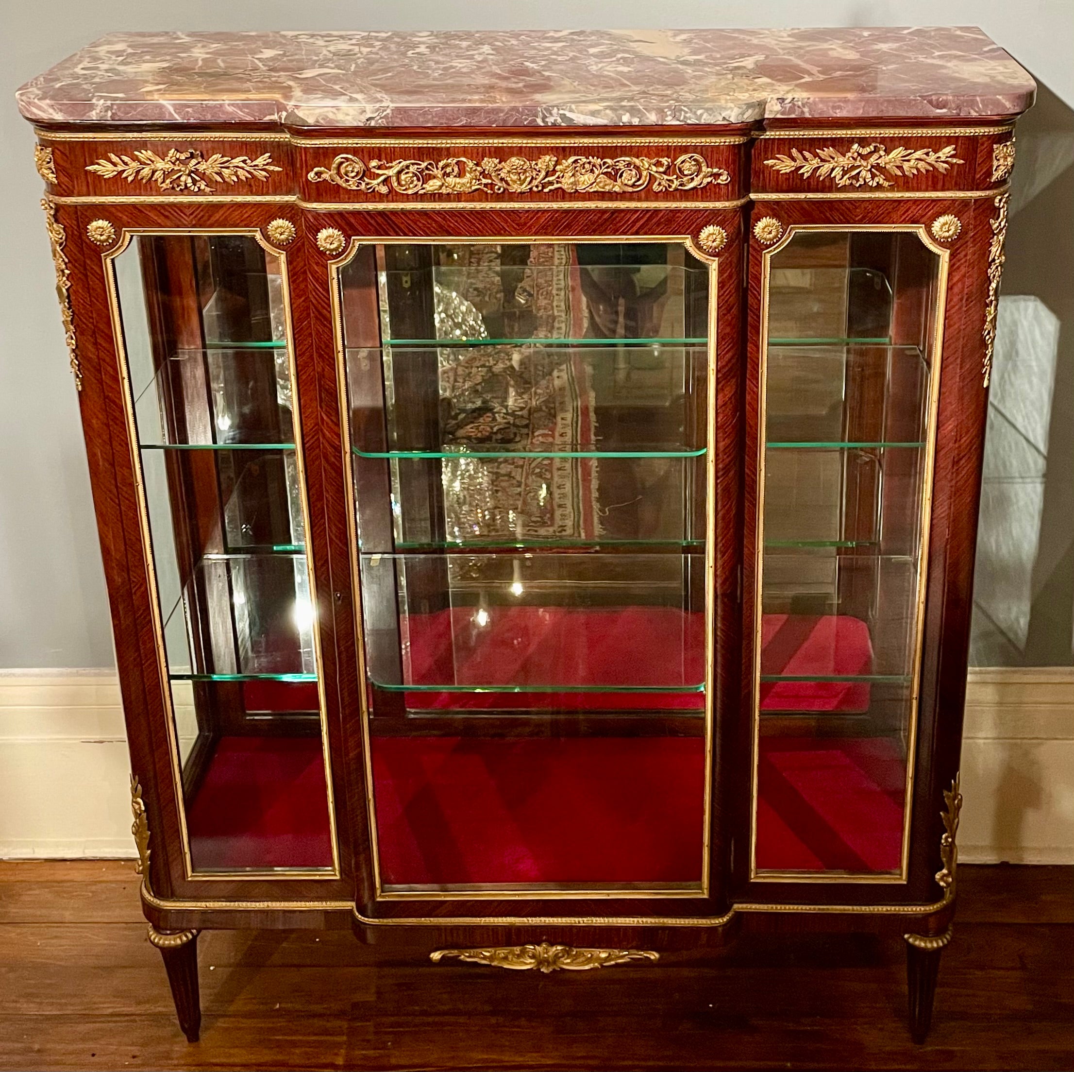 Français Antique vitrine française Louis XVI montée sur marbre et bronze doré, vers 1875 en vente