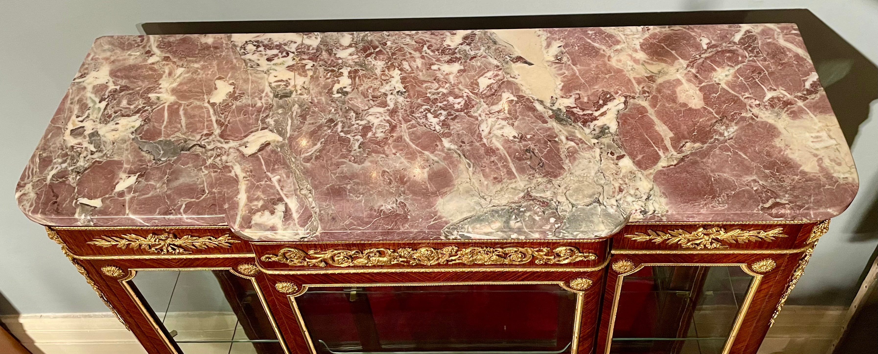 Antique vitrine française Louis XVI montée sur marbre et bronze doré, vers 1875 Bon état - En vente à New Orleans, LA
