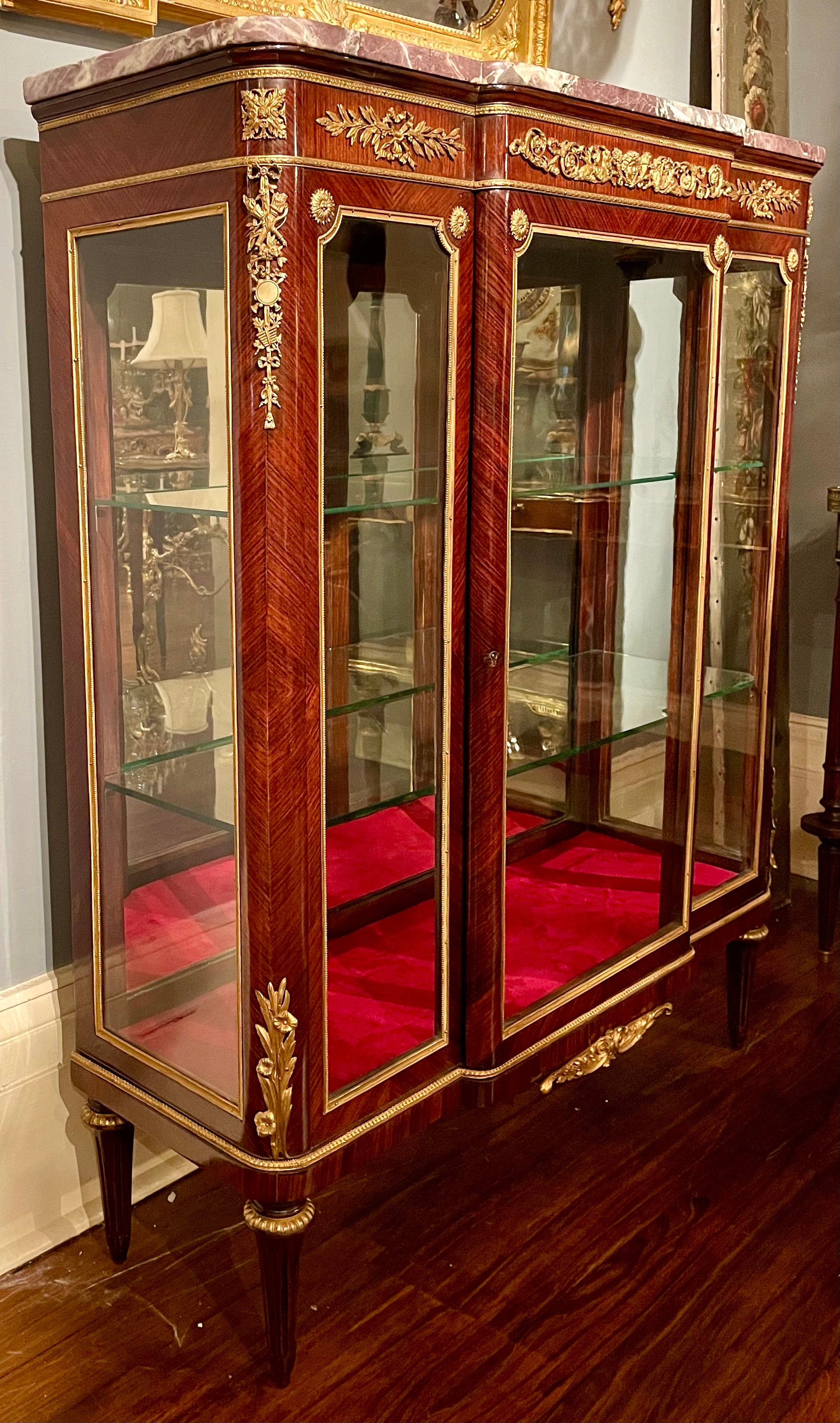 Acajou Antique vitrine française Louis XVI montée sur marbre et bronze doré, vers 1875 en vente