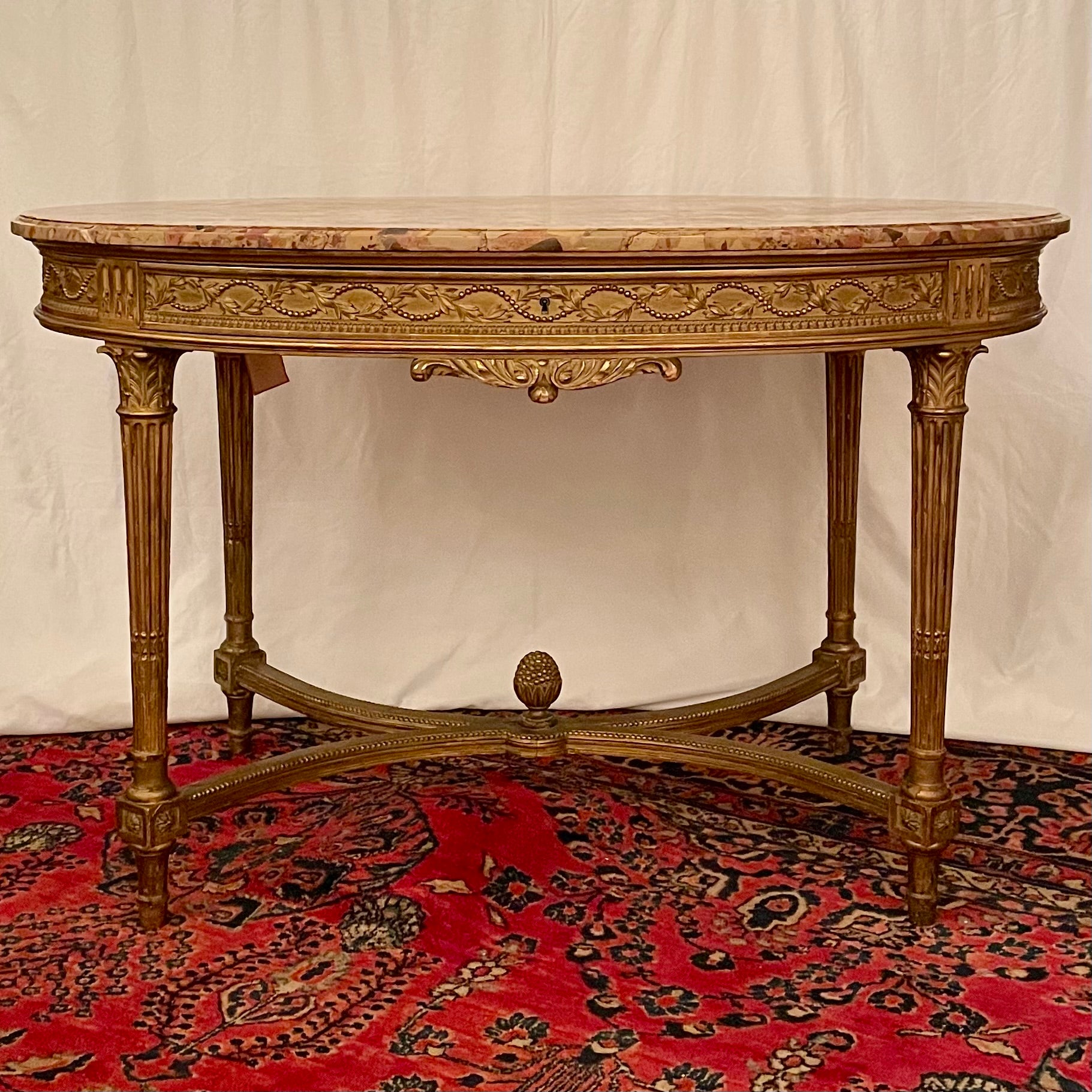 Français Ancienne table centrale française Louis XVI en or avec plateau en marbre, vers 1880. en vente