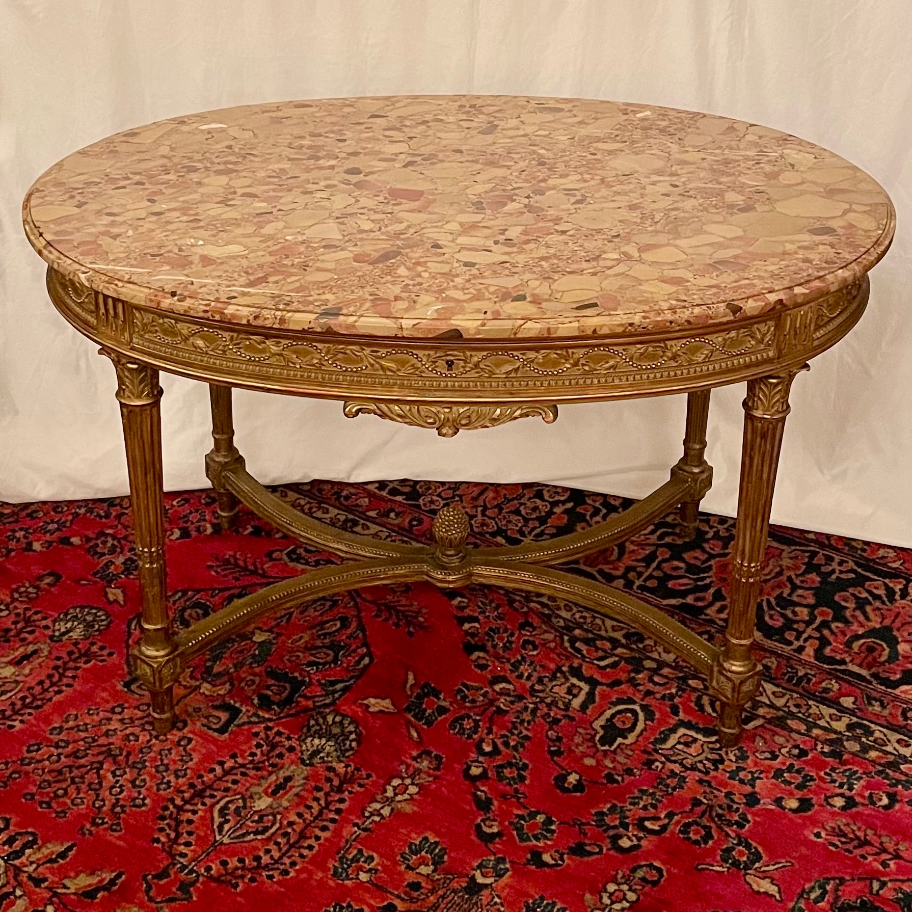 Ancienne table centrale française Louis XVI en or avec plateau en marbre, vers 1880. Bon état - En vente à New Orleans, LA