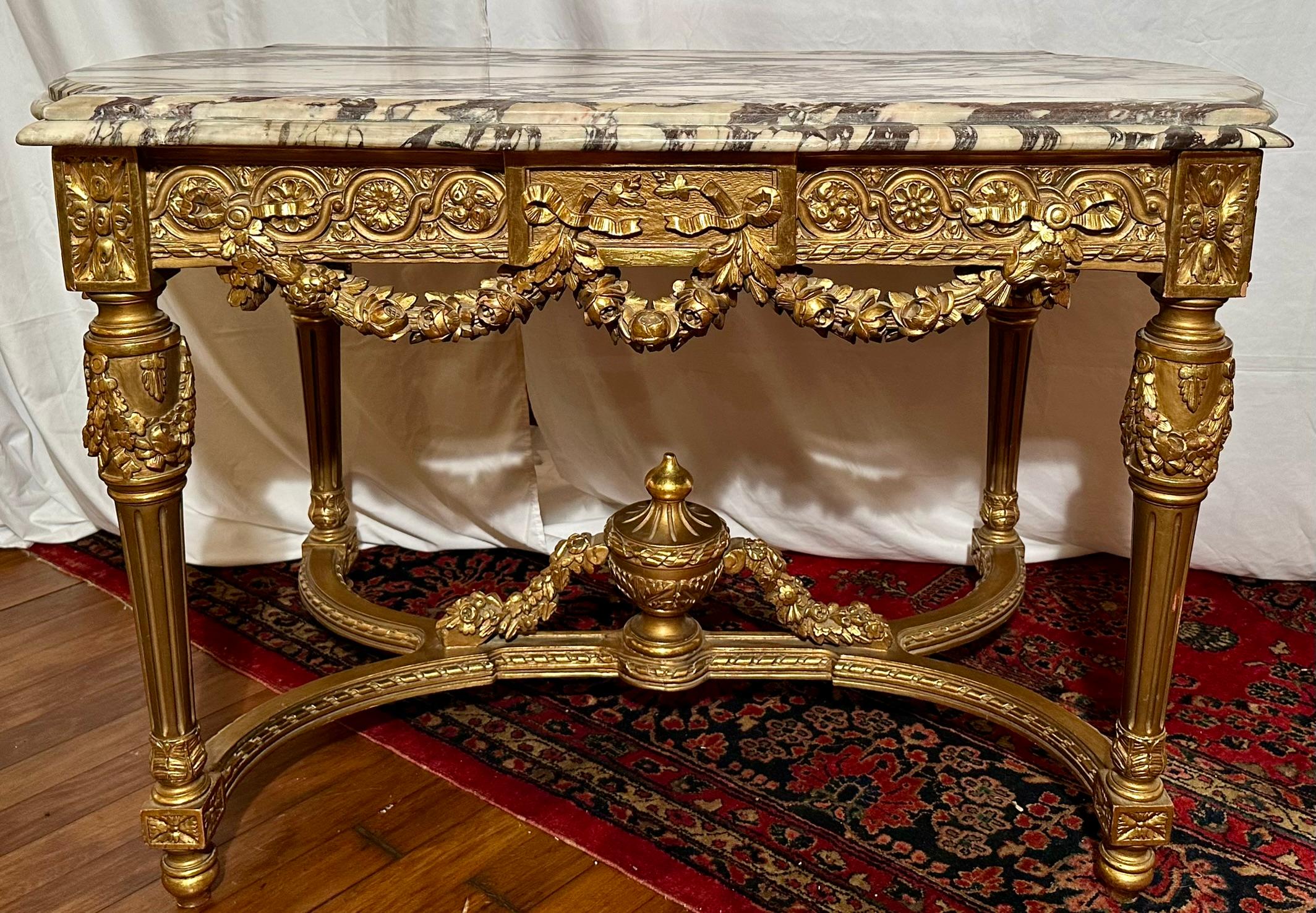 Français Ancienne table centrale française Louis XVI à feuilles d'or et plateau de marbre, Circa 1900. en vente