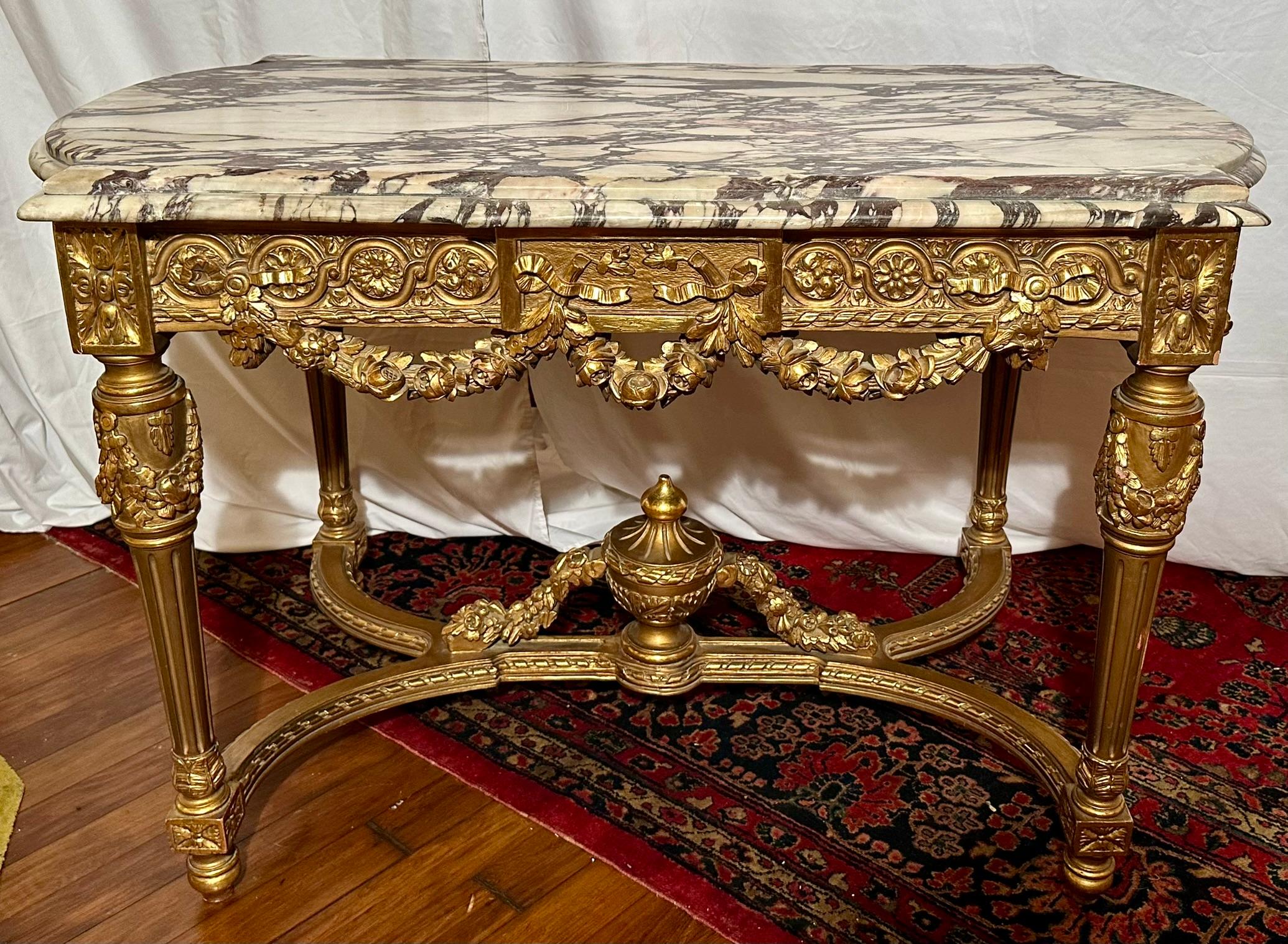 Ancienne table centrale française Louis XVI à feuilles d'or et plateau de marbre, Circa 1900. Bon état - En vente à New Orleans, LA