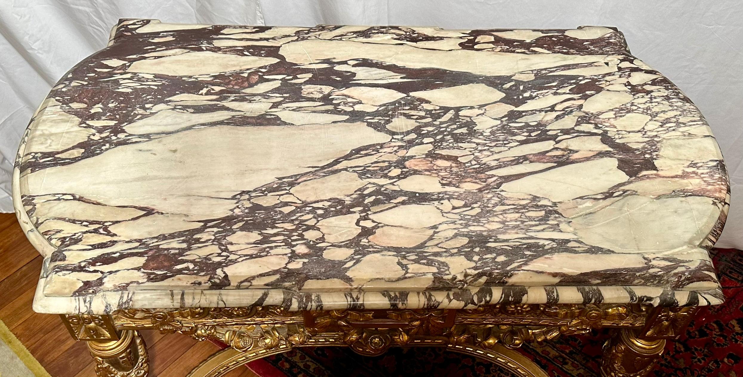20ième siècle Ancienne table centrale française Louis XVI à feuilles d'or et plateau de marbre, Circa 1900. en vente