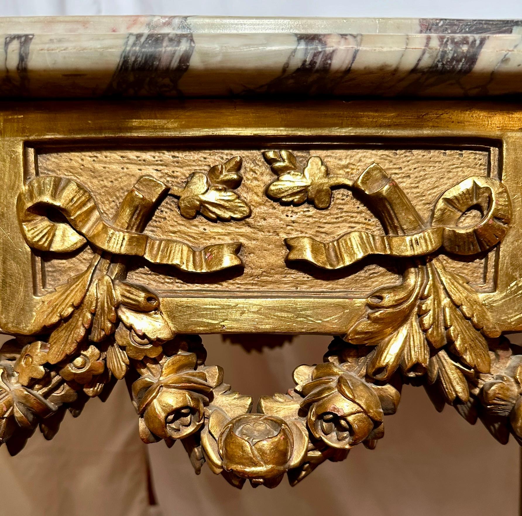 Feuille d'or Ancienne table centrale française Louis XVI à feuilles d'or et plateau de marbre, Circa 1900. en vente