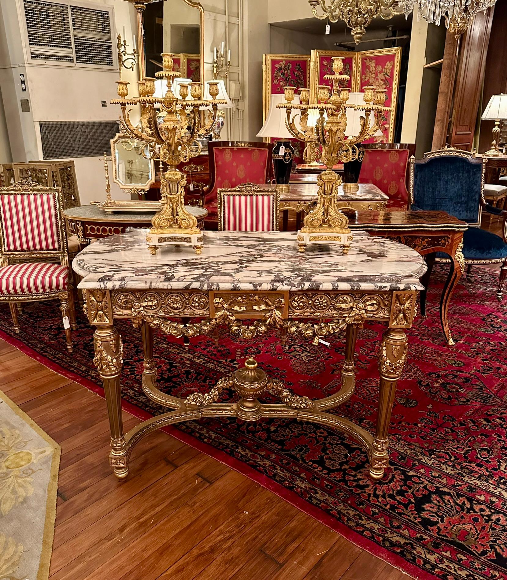 Ancienne table centrale française Louis XVI à feuilles d'or et plateau de marbre, Circa 1900. en vente 3