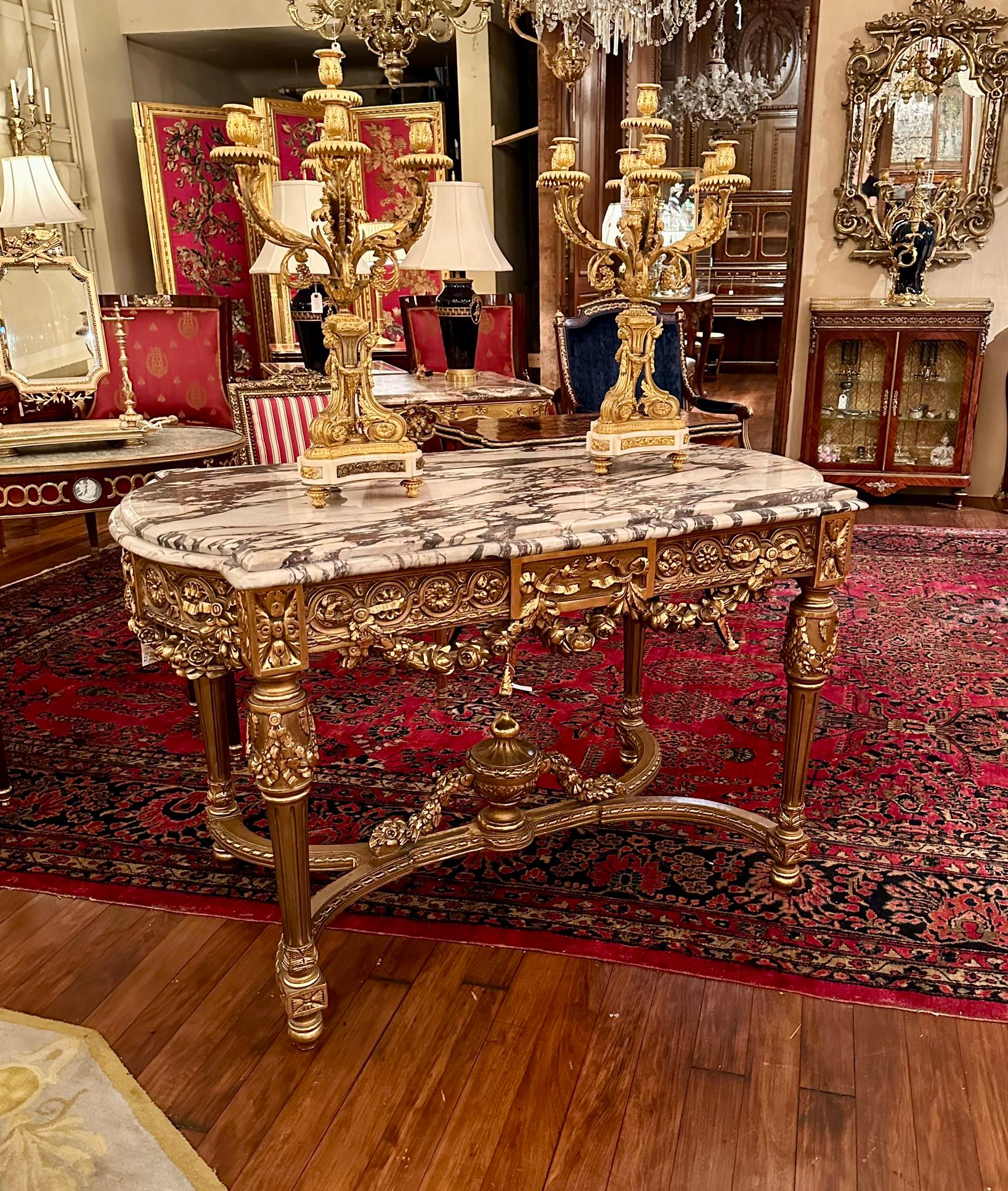 Ancienne table centrale française Louis XVI à feuilles d'or et plateau de marbre, Circa 1900. en vente 4