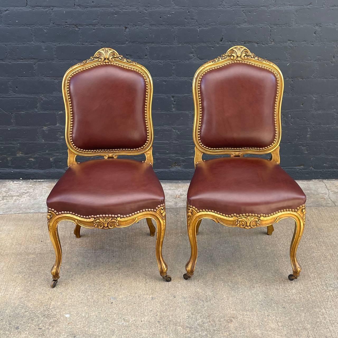 Bois doré à la feuille, cuir cognac italien.