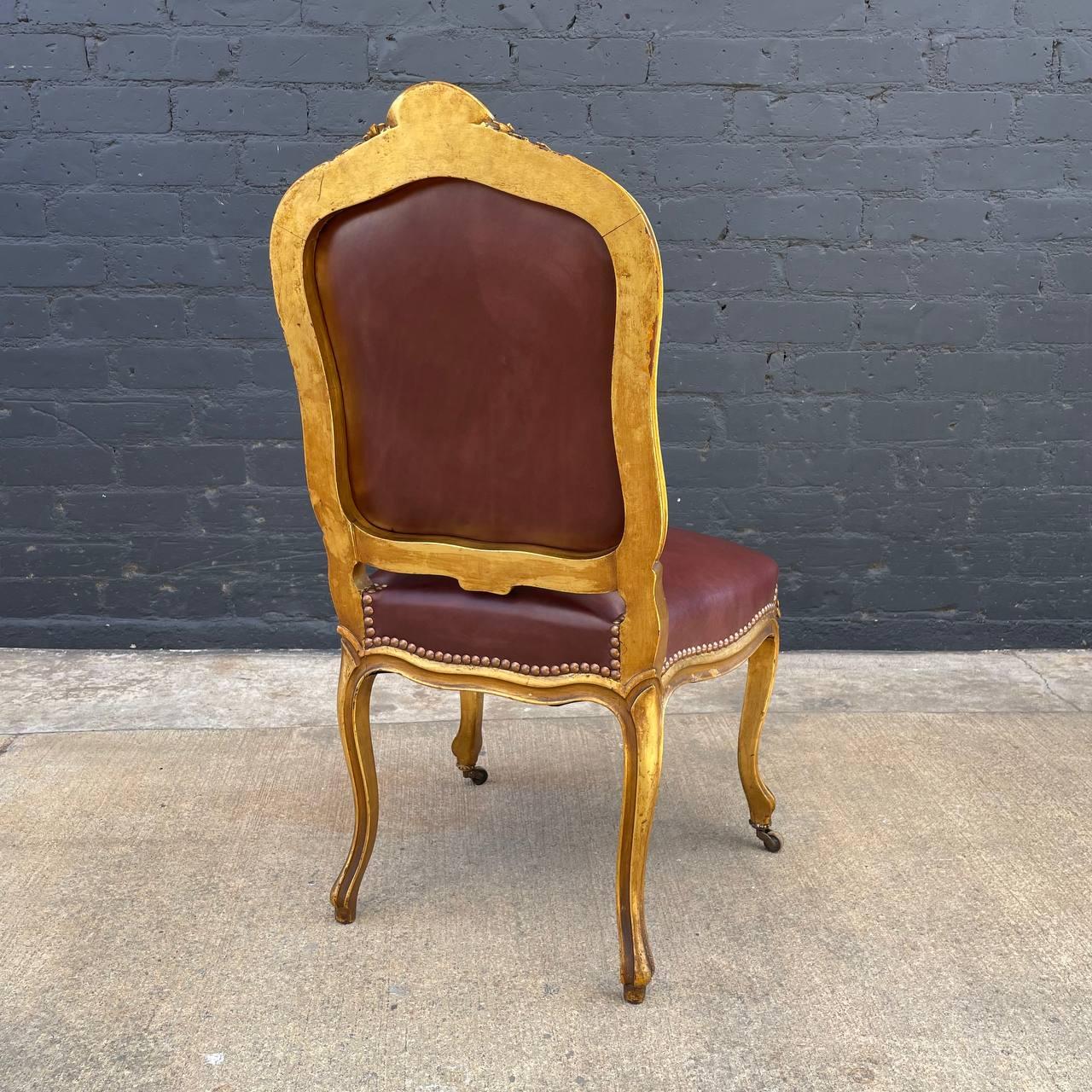 Américain Ancienne chaise d'appoint française Louis XVI en bois sculpté et doré et cuir cognac avec feuilles d'or en vente