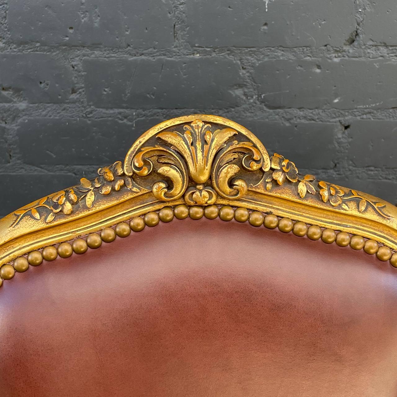 Ancienne chaise d'appoint française Louis XVI en bois sculpté et doré et cuir cognac avec feuilles d'or Bon état - En vente à Los Angeles, CA