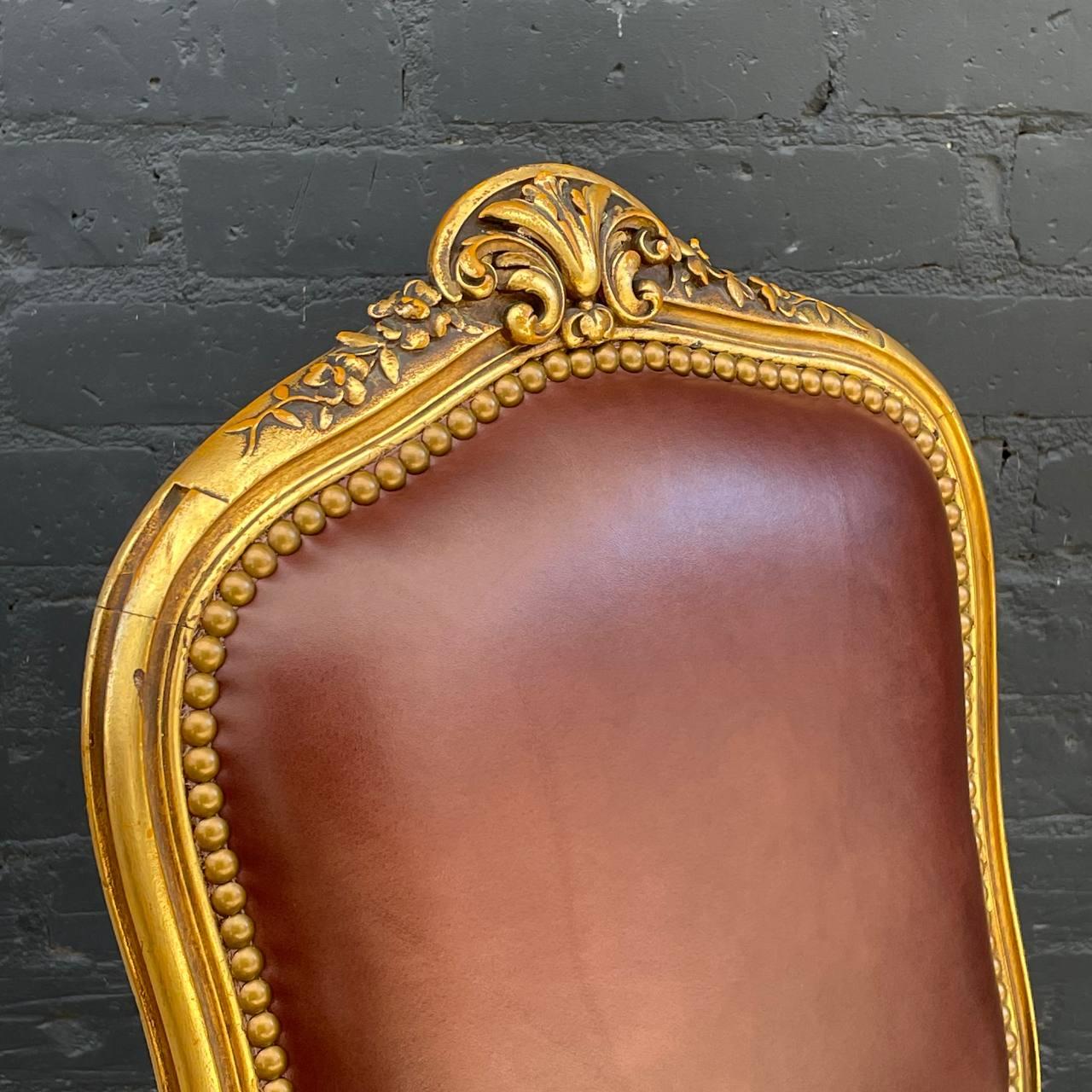 Milieu du XXe siècle Ancienne chaise d'appoint française Louis XVI en bois sculpté et doré et cuir cognac avec feuilles d'or en vente