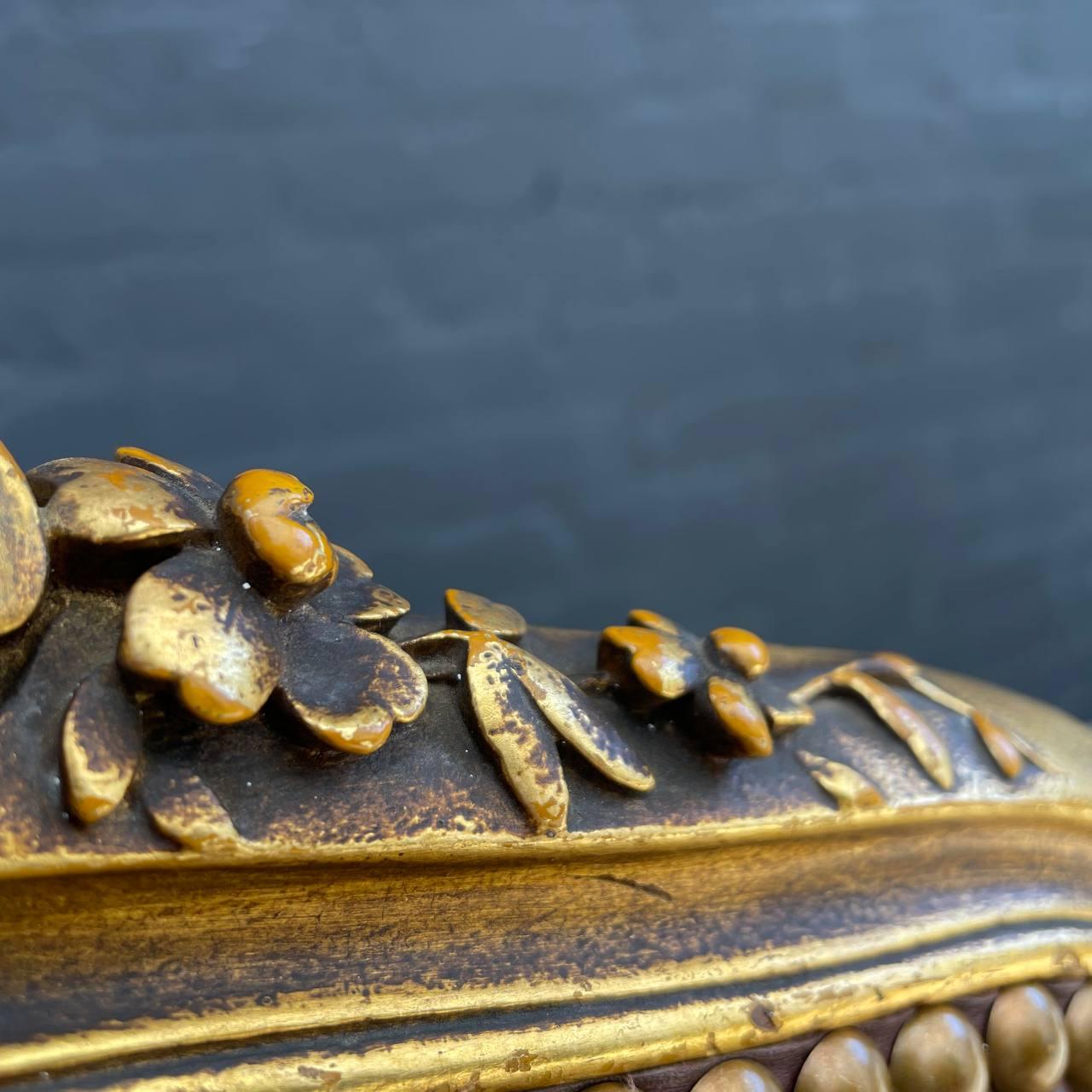 Cuir Ancienne chaise d'appoint française Louis XVI en bois sculpté et doré et cuir cognac avec feuilles d'or en vente