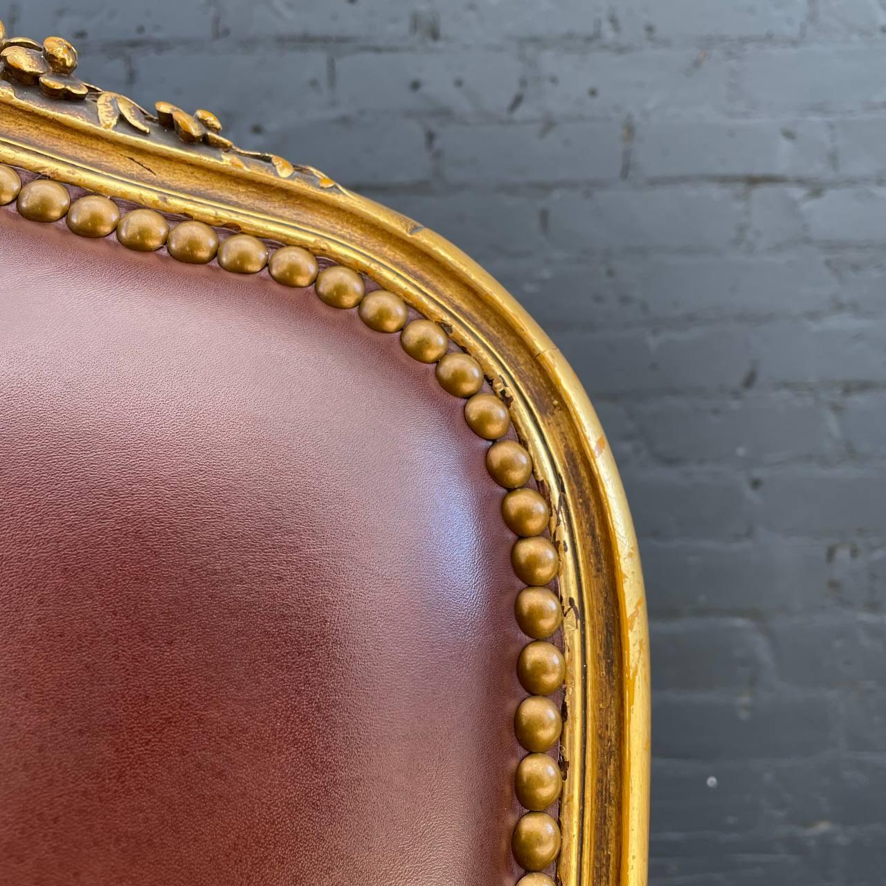 Ancienne chaise d'appoint française Louis XVI en bois sculpté et doré et cuir cognac avec feuilles d'or en vente 1