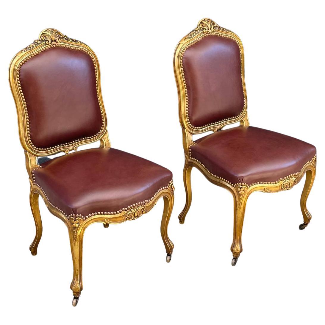 Ancienne chaise d'appoint française Louis XVI en bois sculpté et doré et cuir cognac avec feuilles d'or