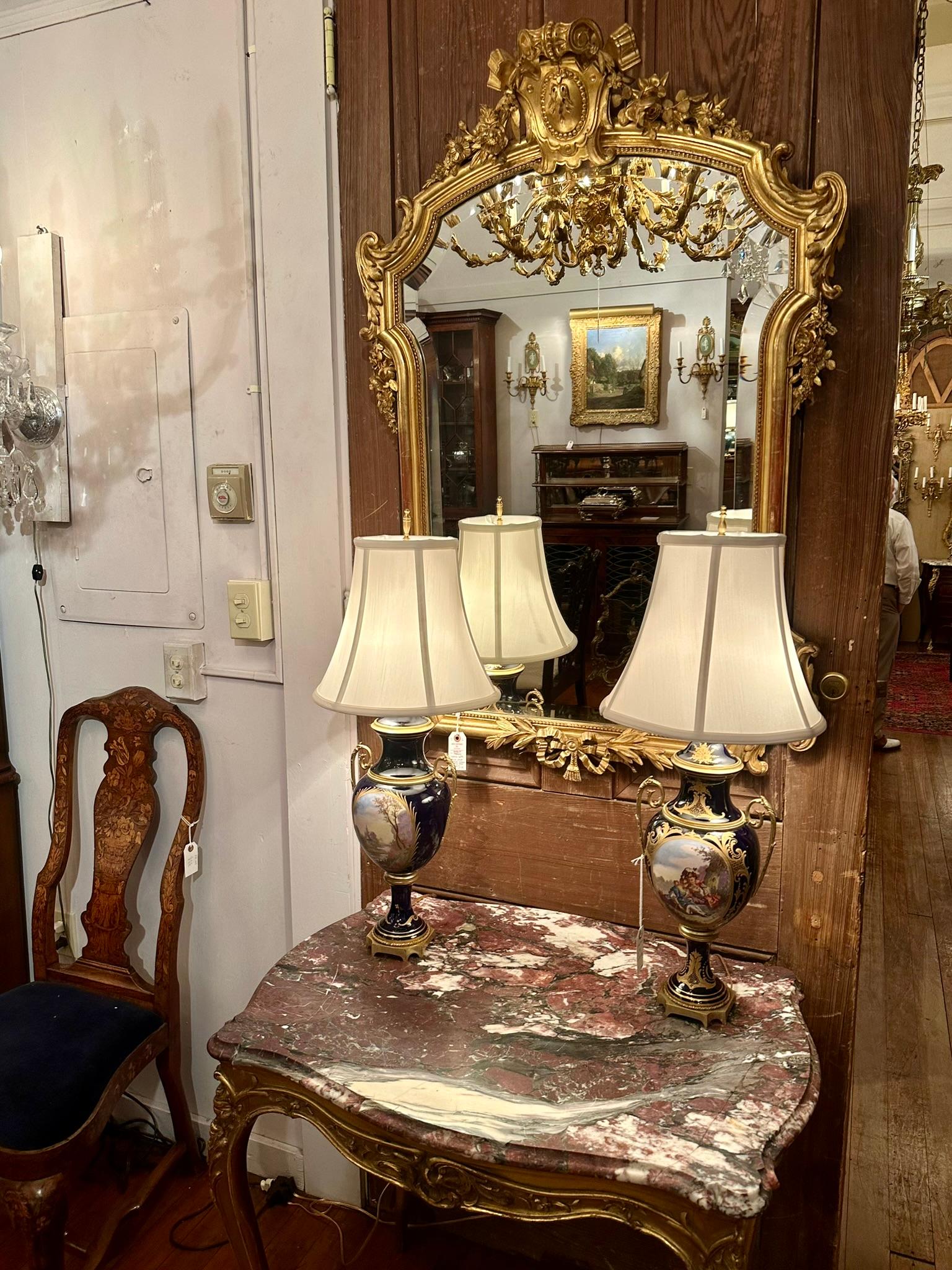 Antiker französischer Louis-XVI-Spiegel mit Blattgold und Facettenschliff, CIRCA 1890. im Angebot 2
