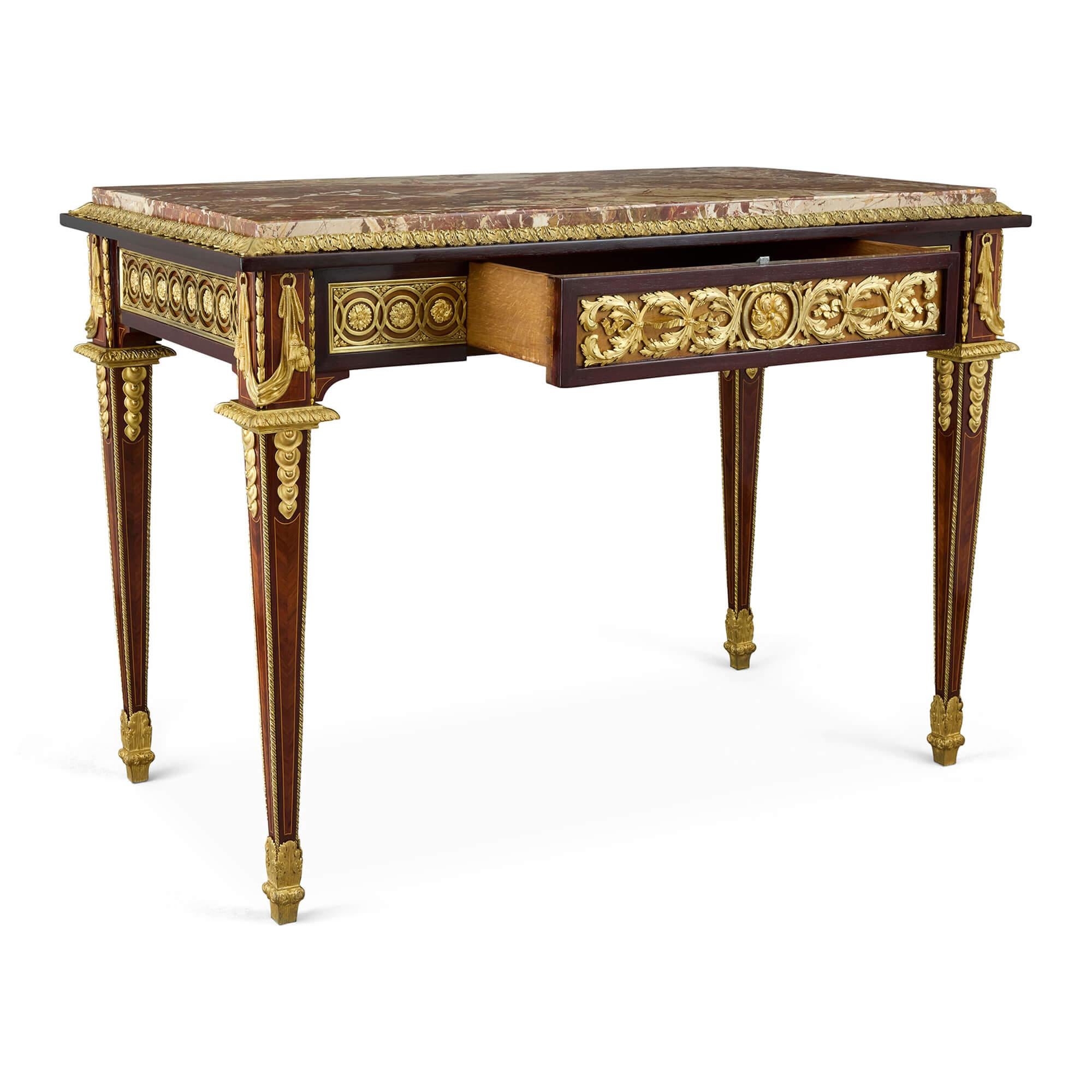 Antique French Louis XVI Ormolu Marble Wood Centre Table 
Français, fin du 19e siècle 
Hauteur 82cm, largeur 113cm, profondeur 62cm

Exemple exceptionnel de l'art français du XIXe siècle, cette table centrale ancienne est façonnée dans le style