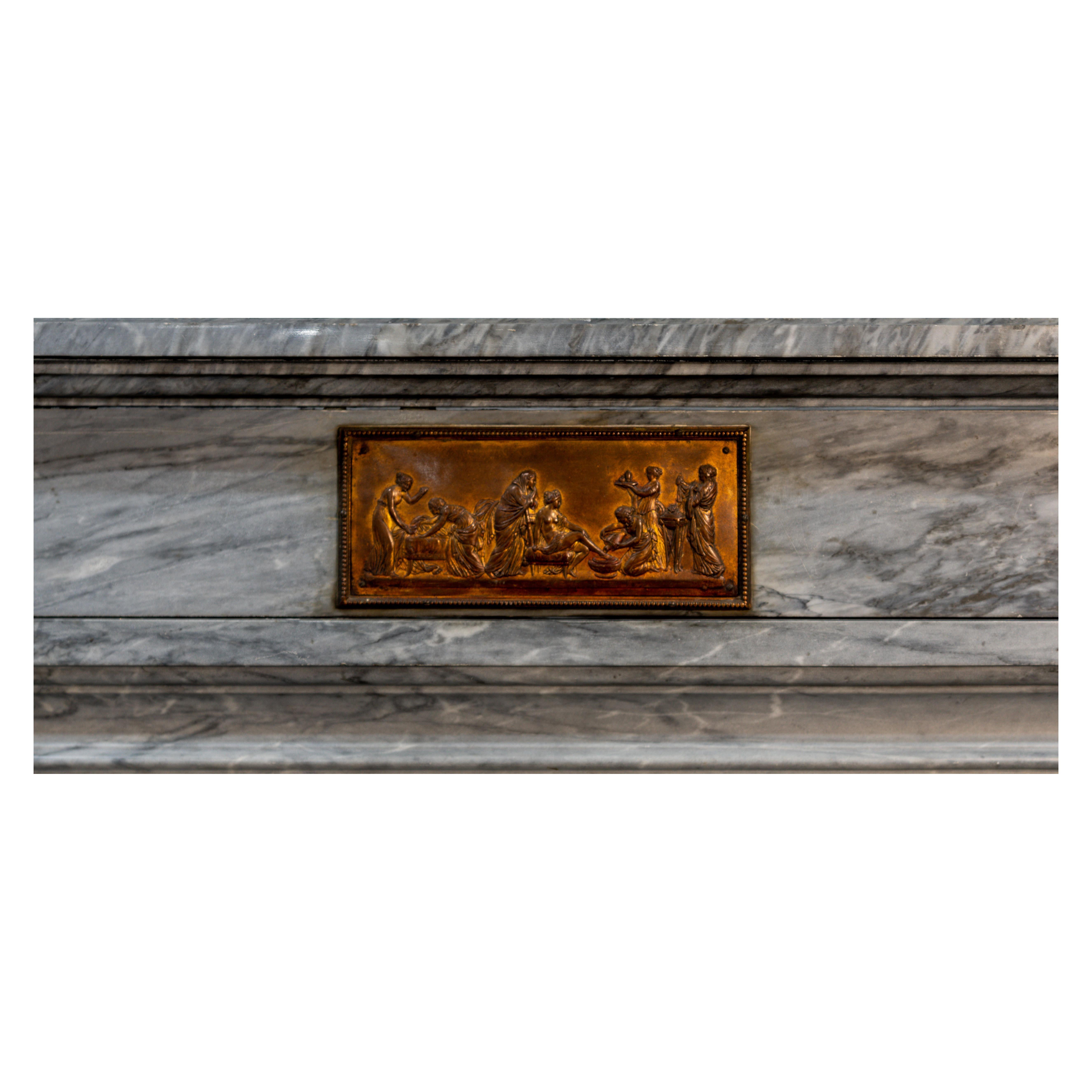 Neoclassico Antique French Luigi XVI, caminetto in marmo grigio con ormeggio in bronzo dorato in vendita