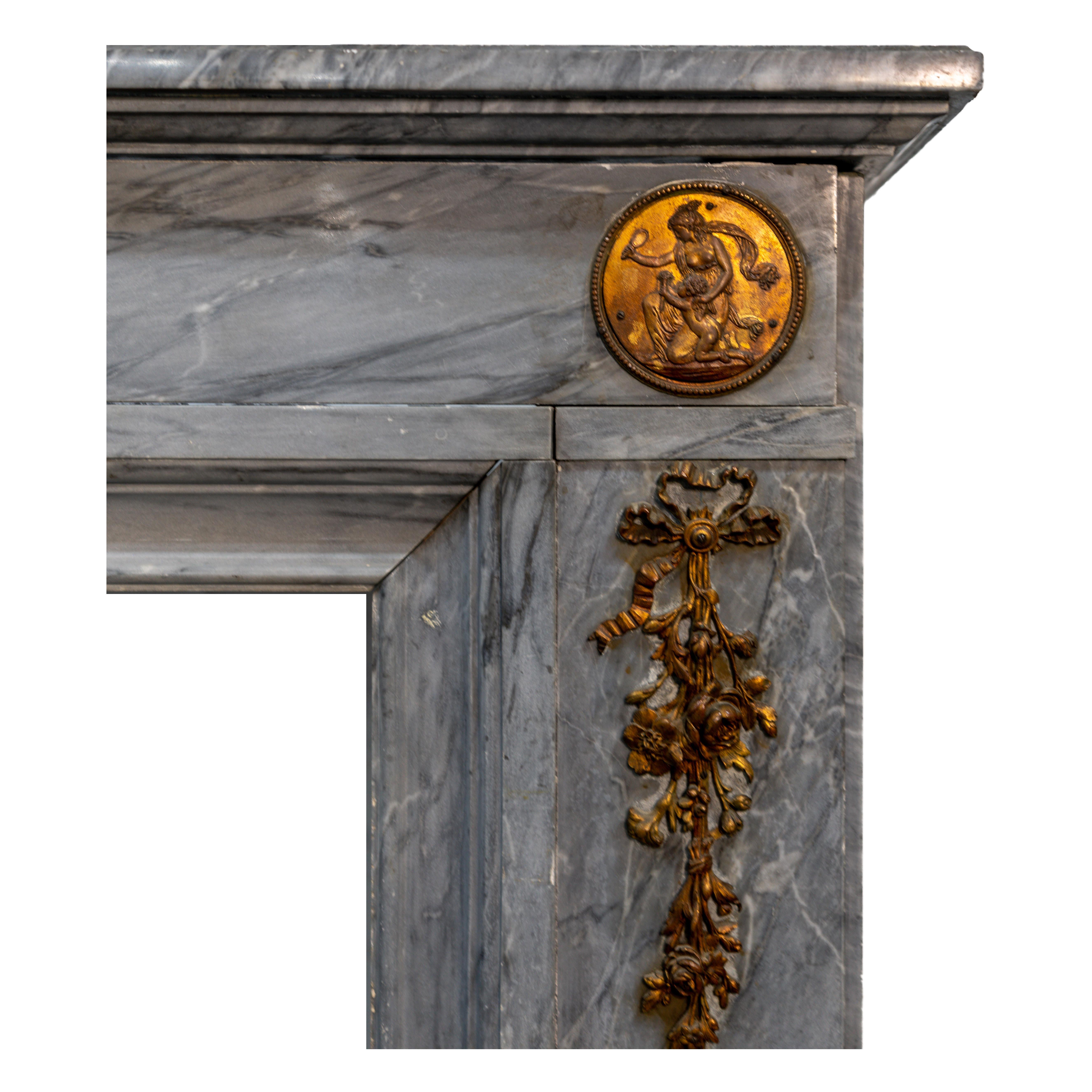 Francese Antique French Luigi XVI, caminetto in marmo grigio con ormeggio in bronzo dorato in vendita