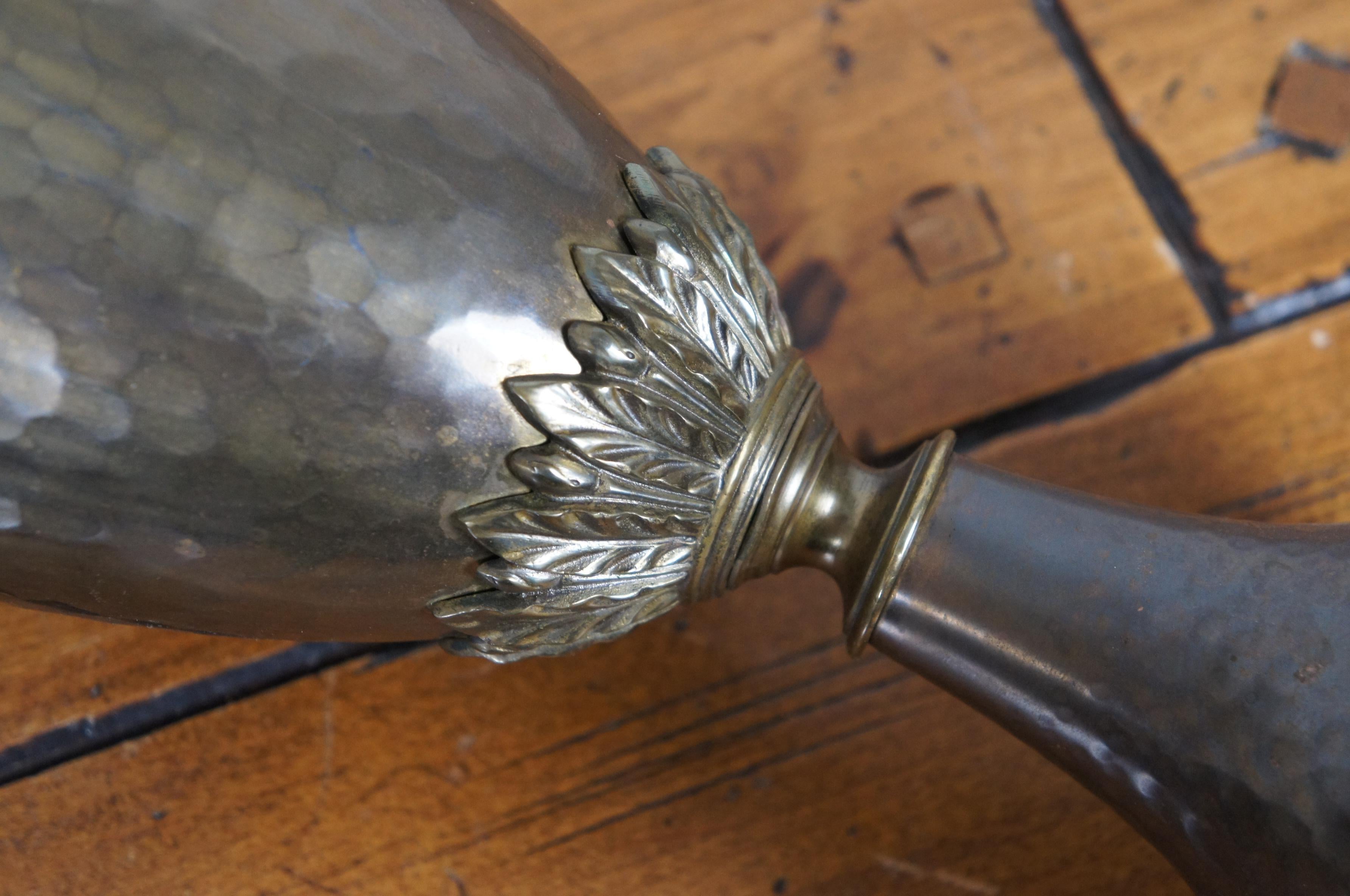 Vaso da camino francese Luigi XVI in ottone martellato con testa di ariete, vassoio per trofei da 20